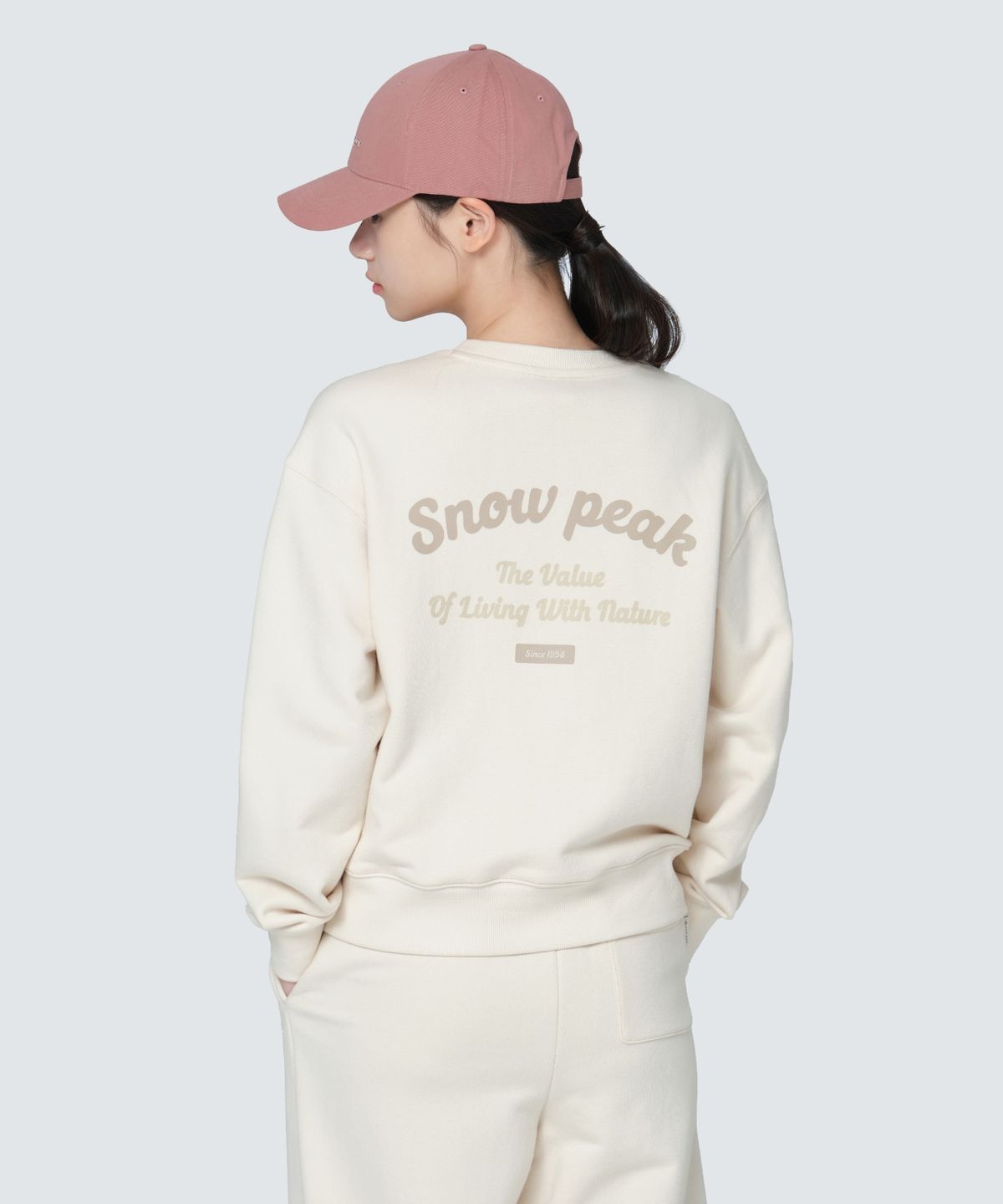 스노우피크 어패럴(SNOWPEAK APPAREL) 여성 레터링 세미 크롭 맨투맨 (S24FWFHT63) Cream
