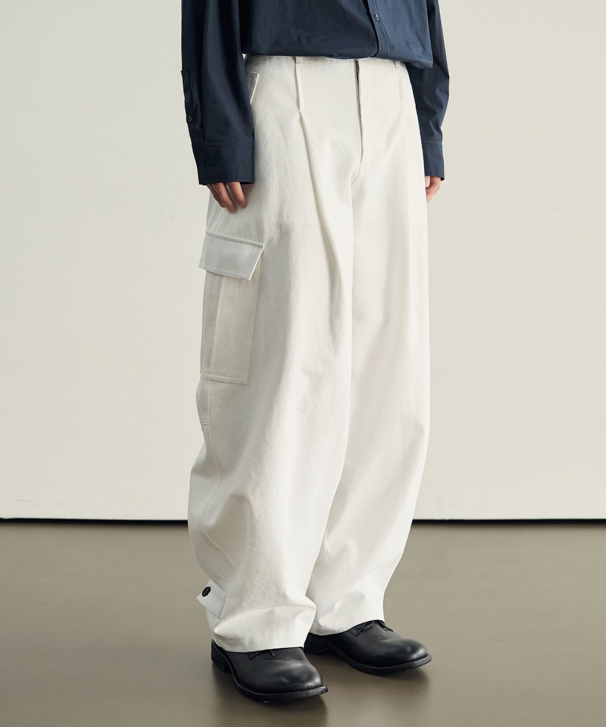 로템버(ROTEMBER) [데일리룸 X 로템버] 벌룬 레그 밀 와이드 카고 팬츠 [OFF WHITE]