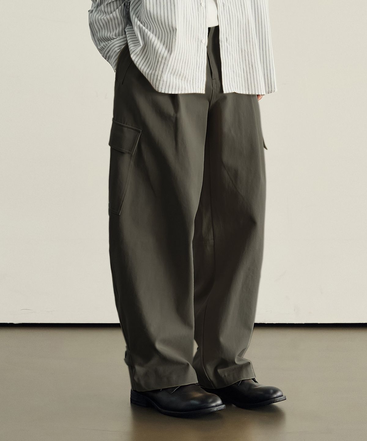 로템버(ROTEMBER) [데일리룸 X 로템버] 벌룬 레그 밀 와이드 카고 팬츠 [KHAKI]