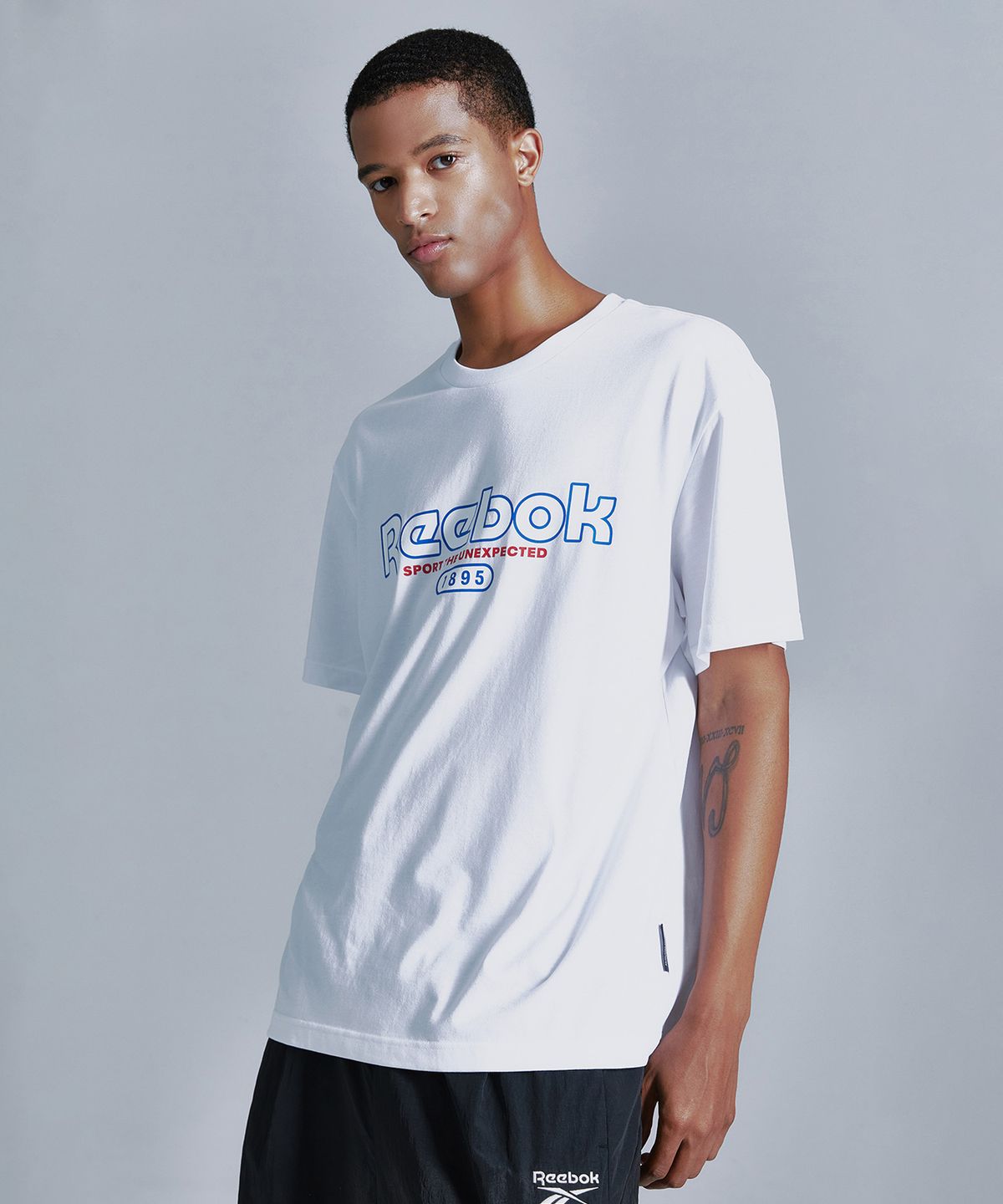 리복(REEBOK) 베이직 그래픽 티셔츠 - 화이트