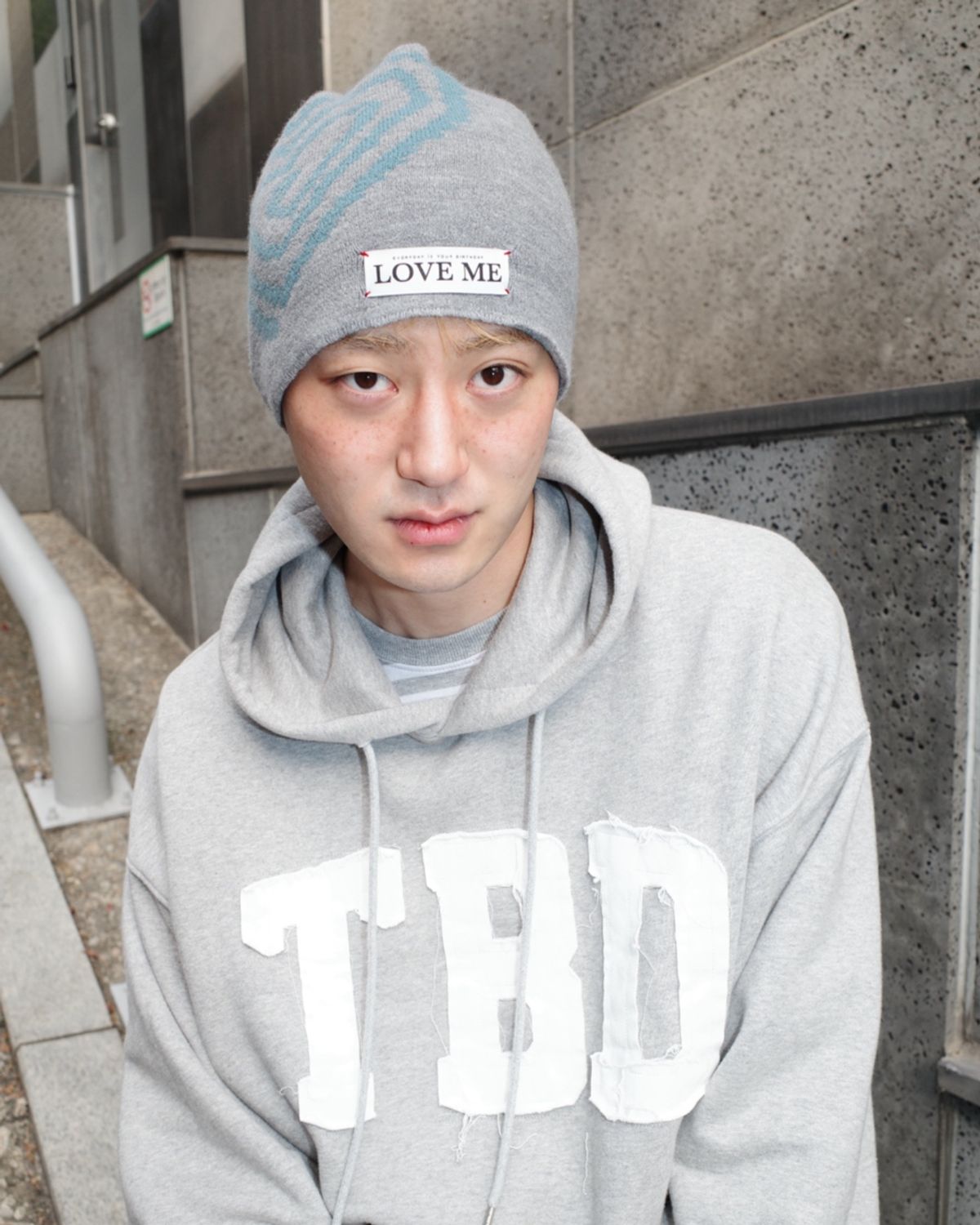 톰스벌스데이(TOM'S BIRTHDAY) TBD BIG LOGO 패치 후드 그레이
