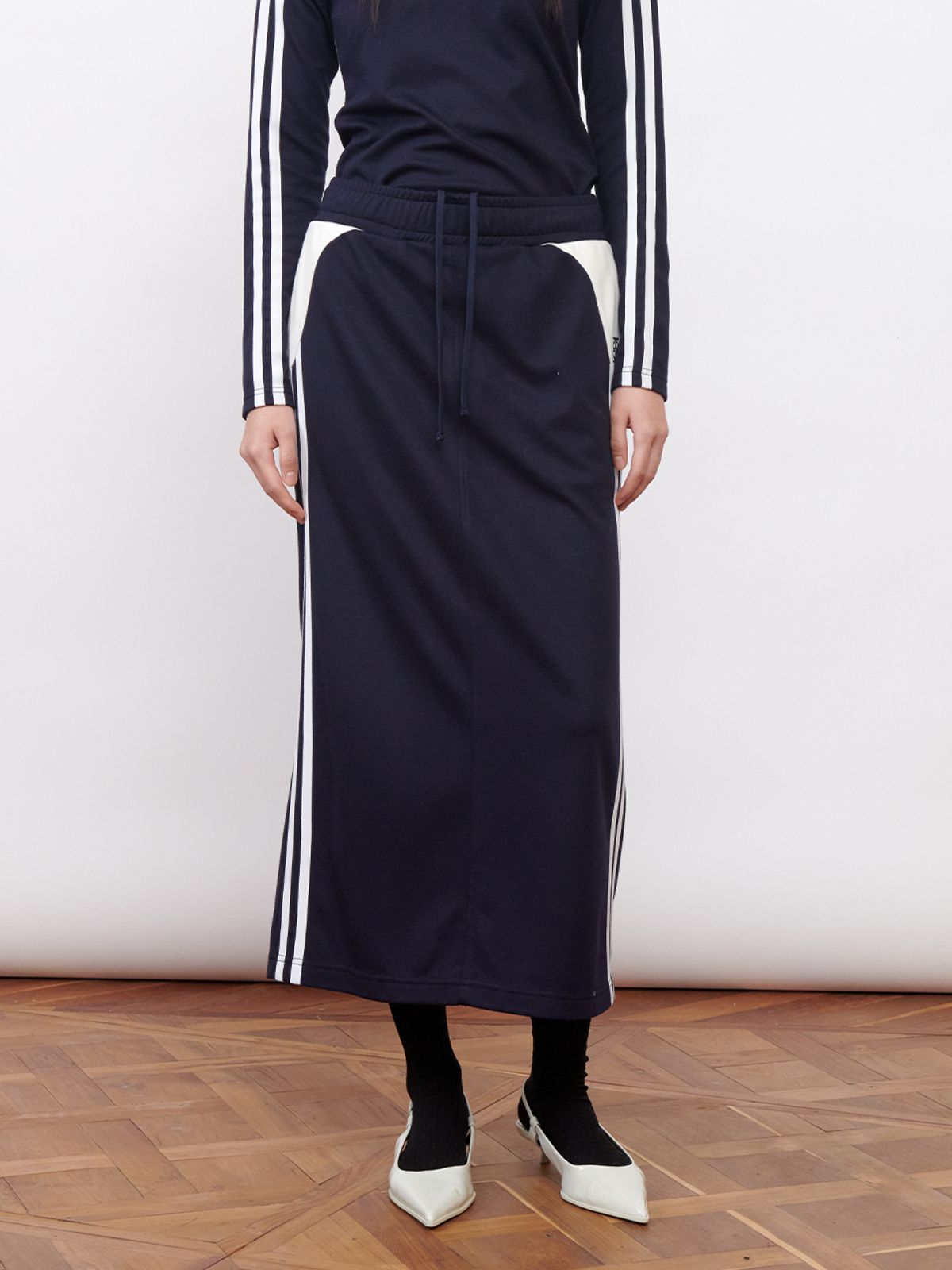 기준(KIJUN) Football Jersey Long Skirt Navy Ivory