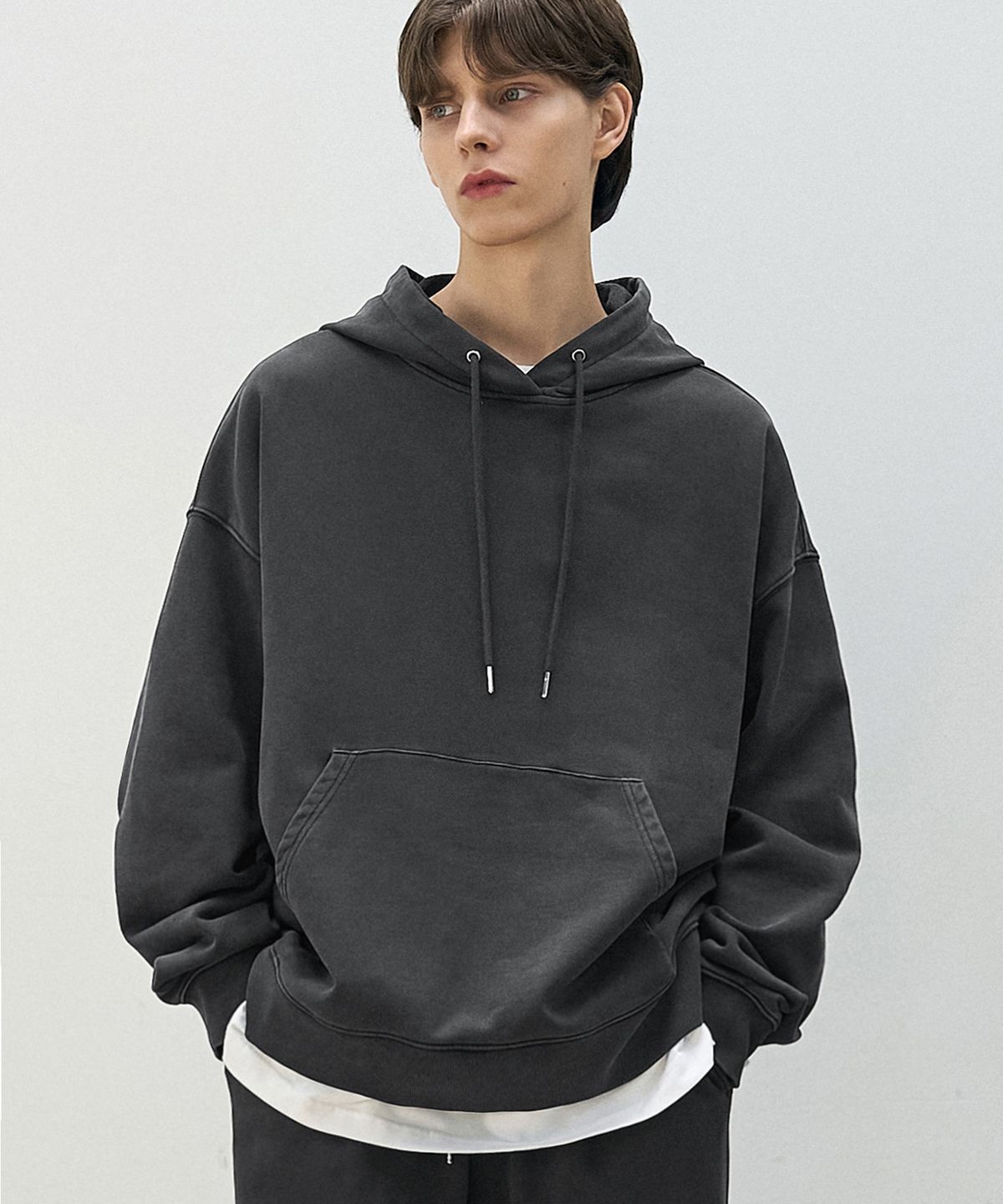 드로우핏(DRAW FIT) 피그먼트 미니멀 후드 [CHARCOAL]