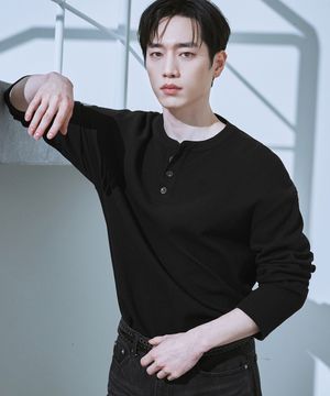 [서강준 PICK] 코튼 와플 헨리넥 티셔츠 [BLACK]