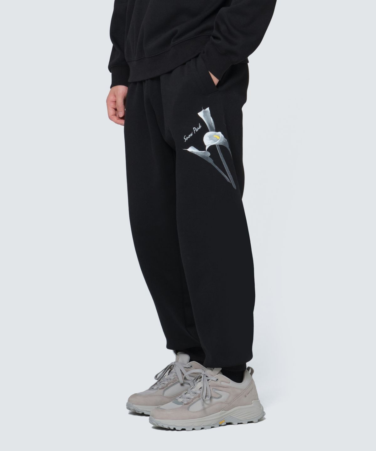 스노우피크 어패럴(SNOWPEAK APPAREL) 카라 그래픽 조거 팬츠 (S24FMFFP34) Black