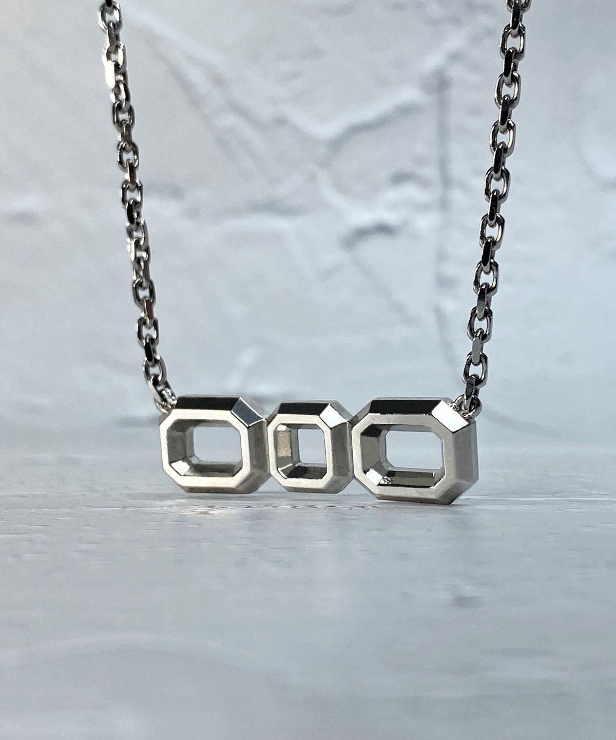 쿠도스(KUDOS) Interlocking Triple Octagon Necklace