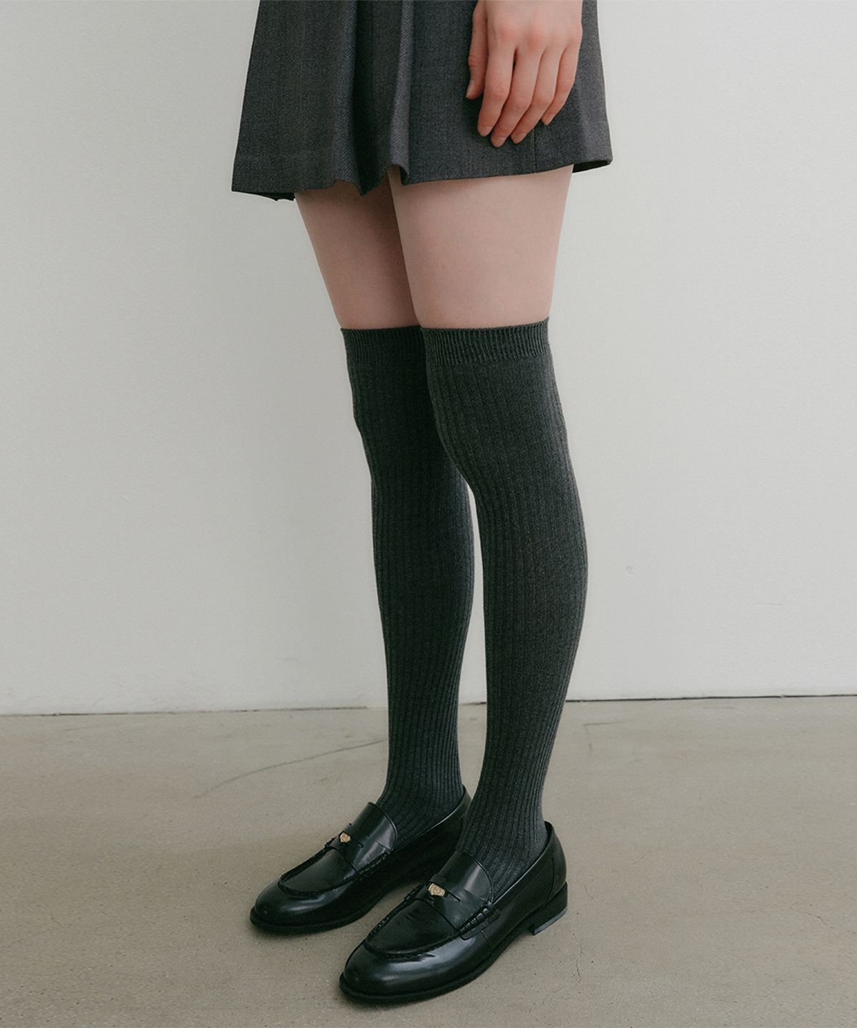 룩캐스트(LOOKAST) 아샤 오버니삭스_차콜 / ASHA OVERKNEE SOCKS_CHARCOAL