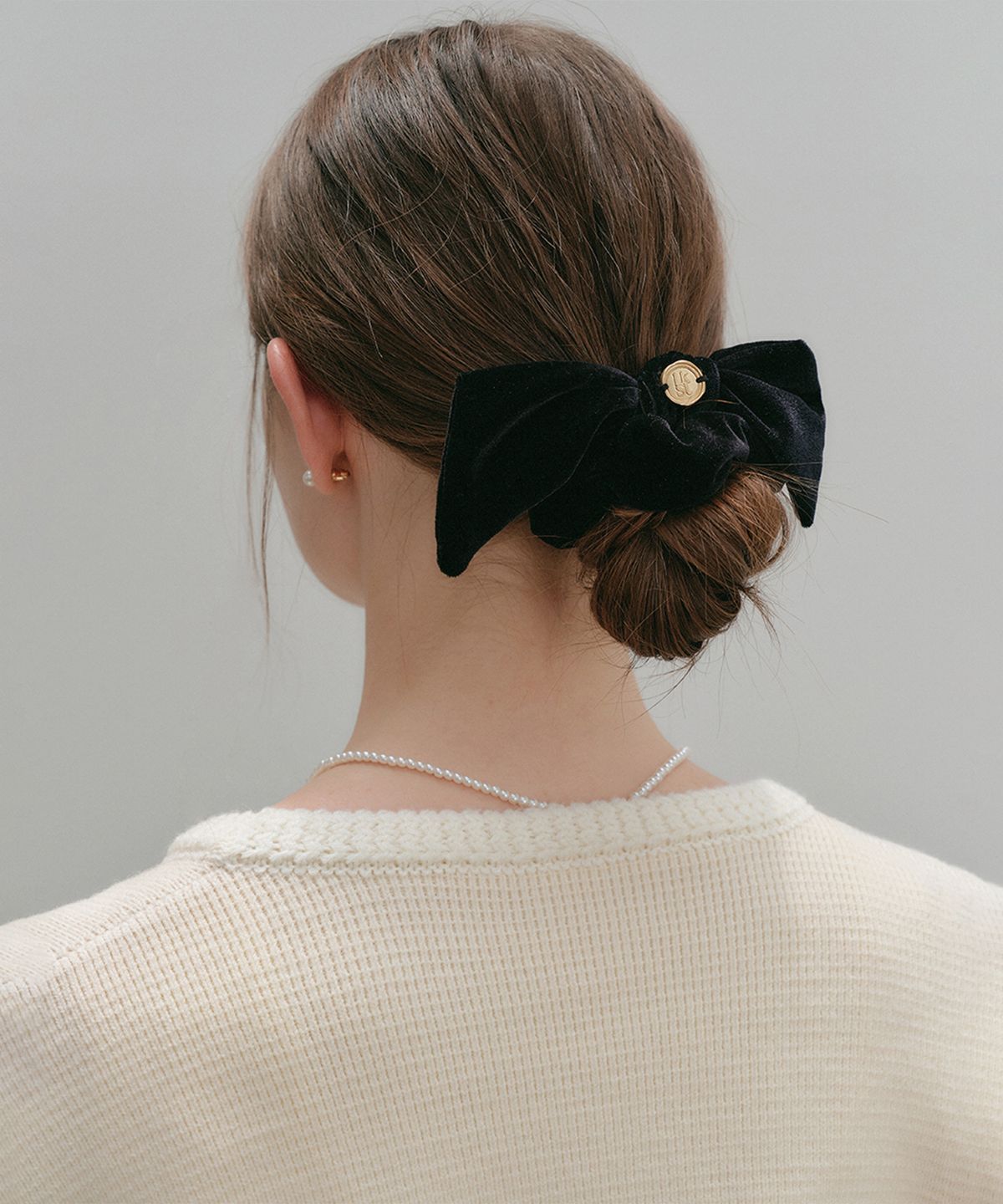 룩캐스트(LOOKAST) 샤롯데 벨벳 리본 헤어스크런치_블랙 / CHARLOTTE VELVET RIBBON HAIR SCRUNCH_BLACK