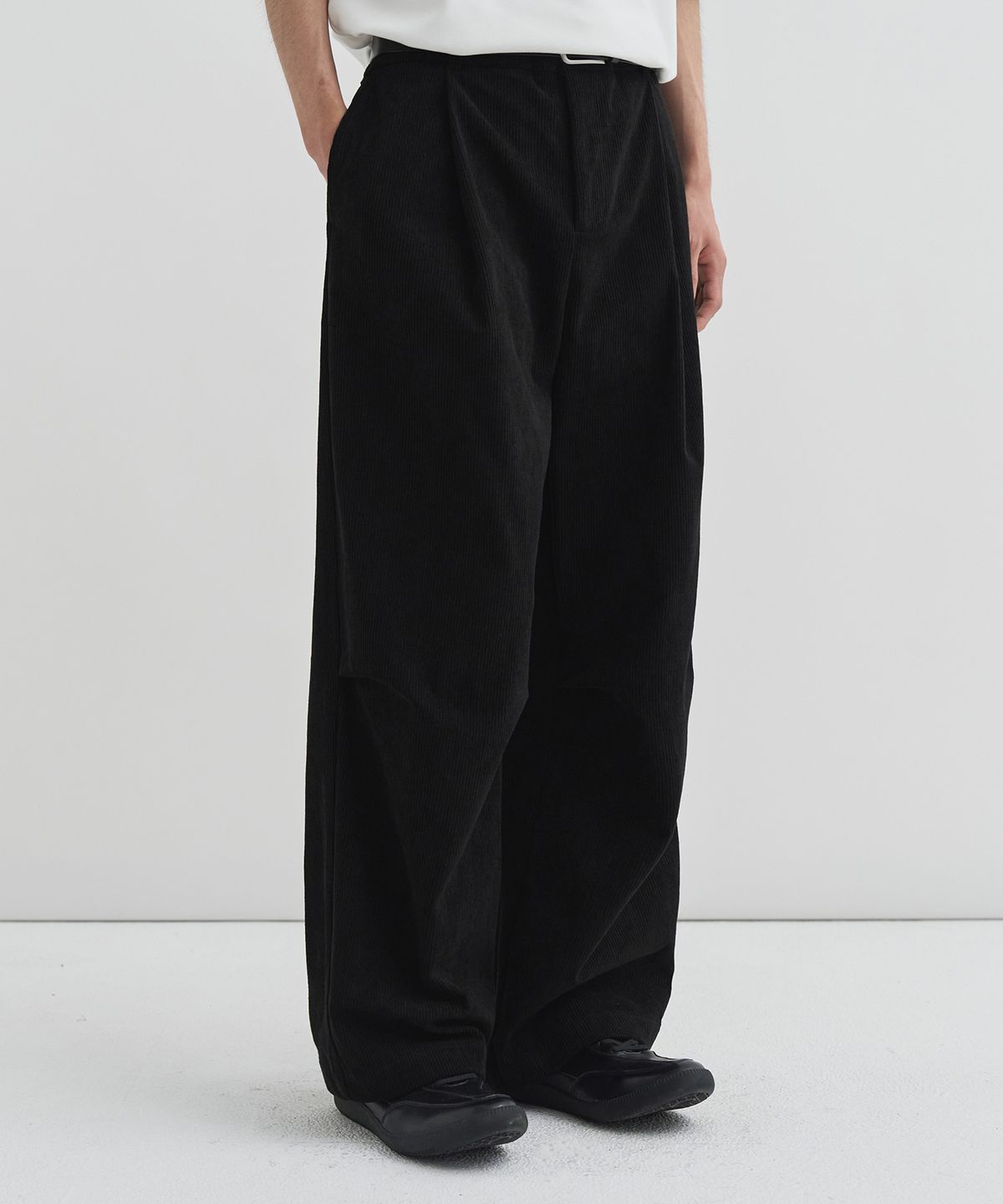 드로우핏(DRAW FIT) 에센셜 와이드 원턱 코듀로이 팬츠 [BLACK]