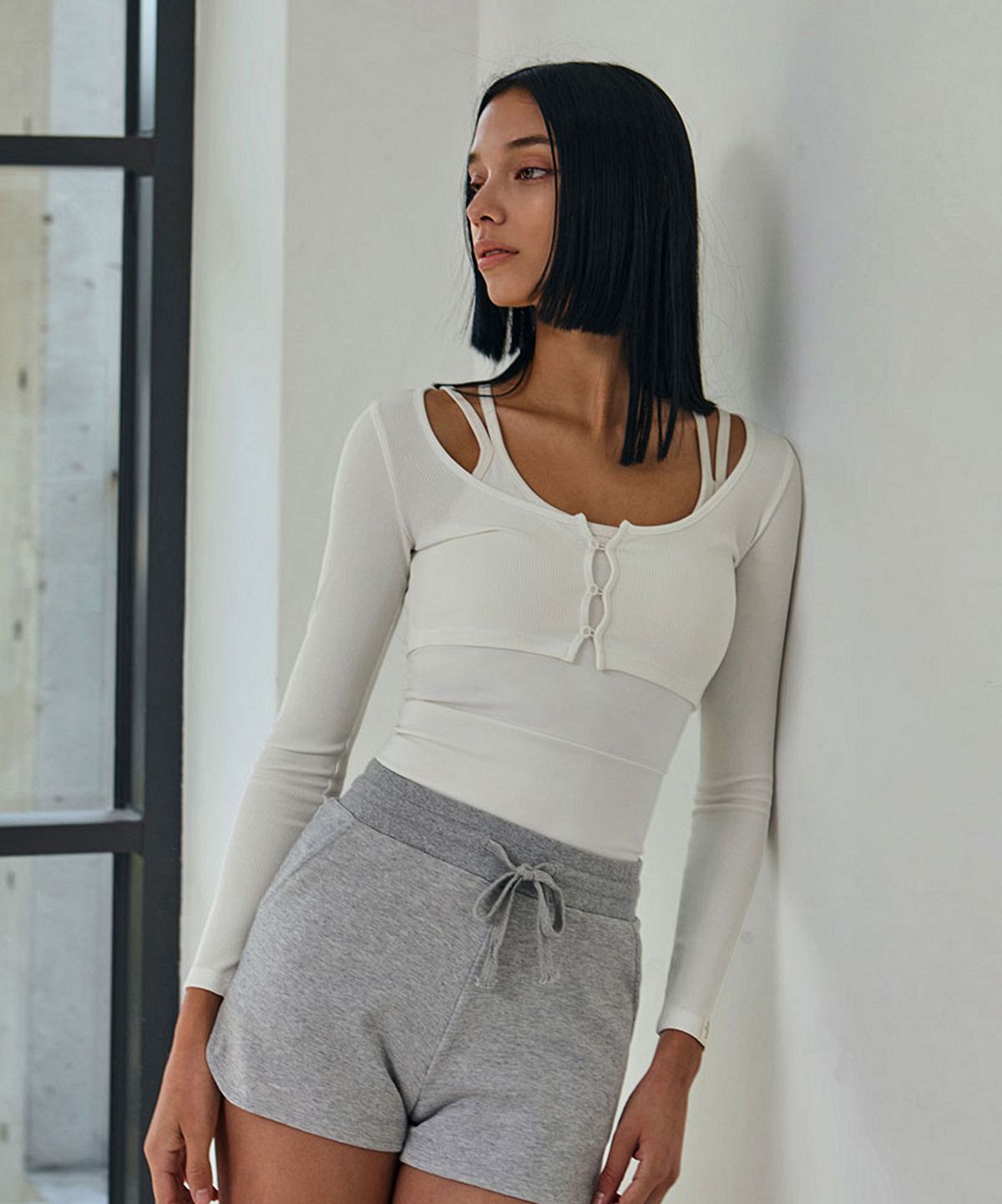 데비웨어(DEVIWEAR) 라운지 버튼 크롭탑 DEVI-T0105-아이보리