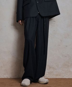 Cut Out One Tuck Slacks - BLACK