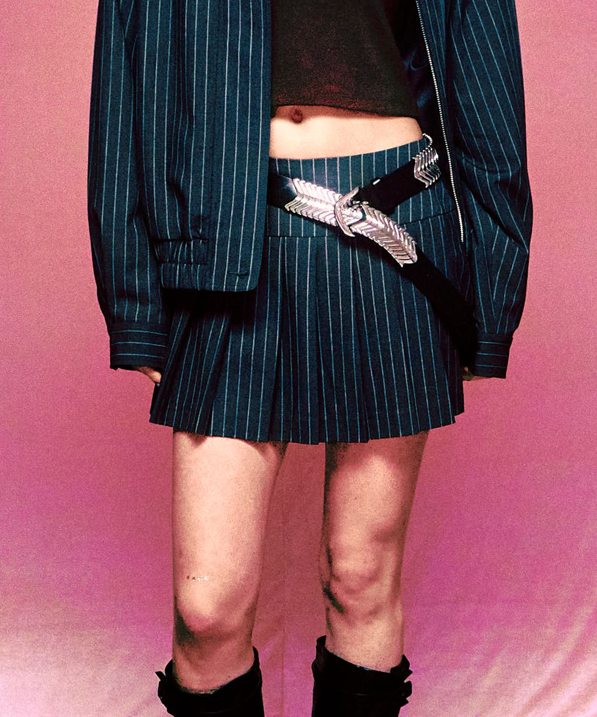 유희(YOUHEE) PIN STRIPE STAR PLEATS SKIRT CHARCOAL