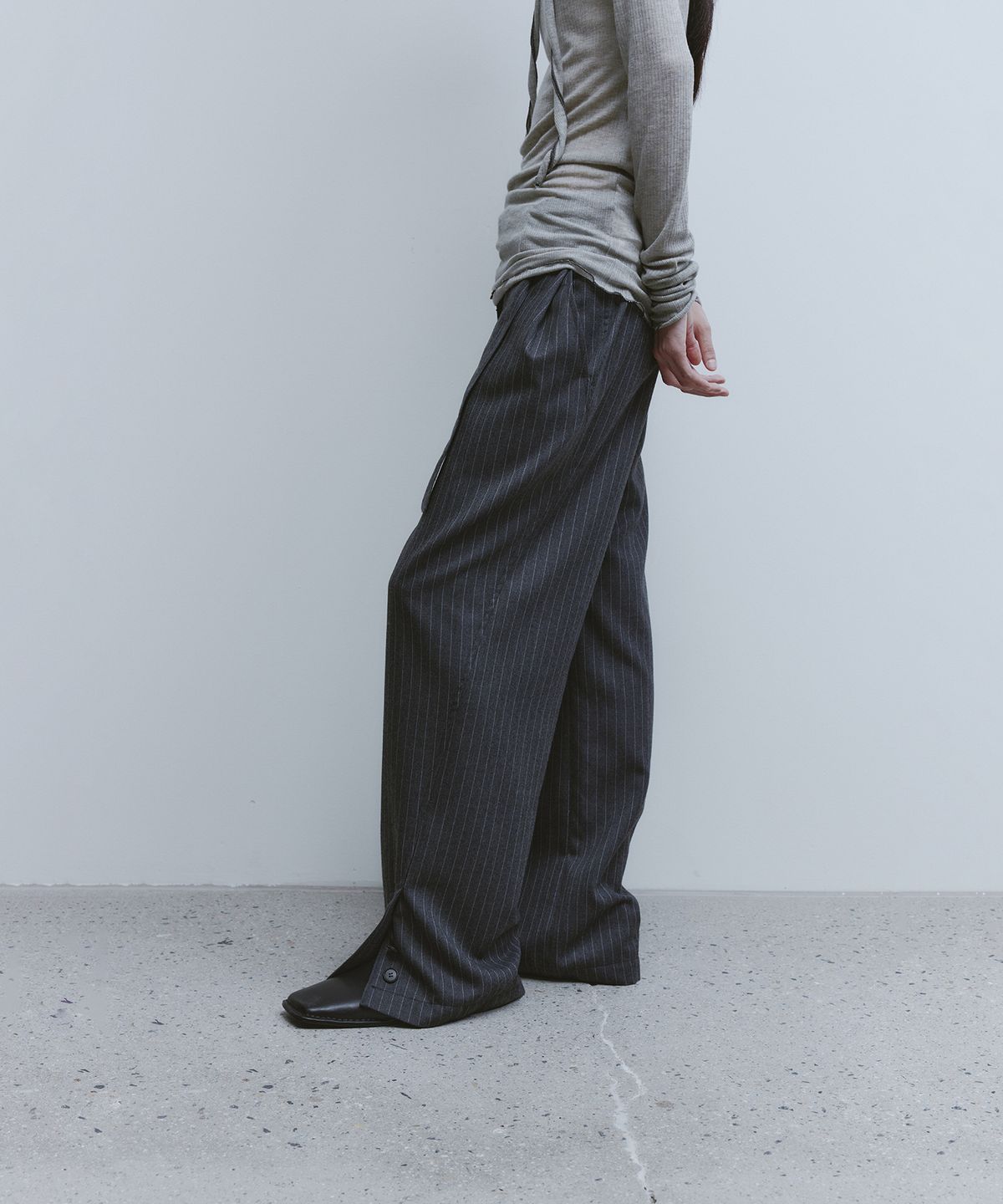 유스(YOUTH) Button Detail Structured Pants-Charcoal Stripe