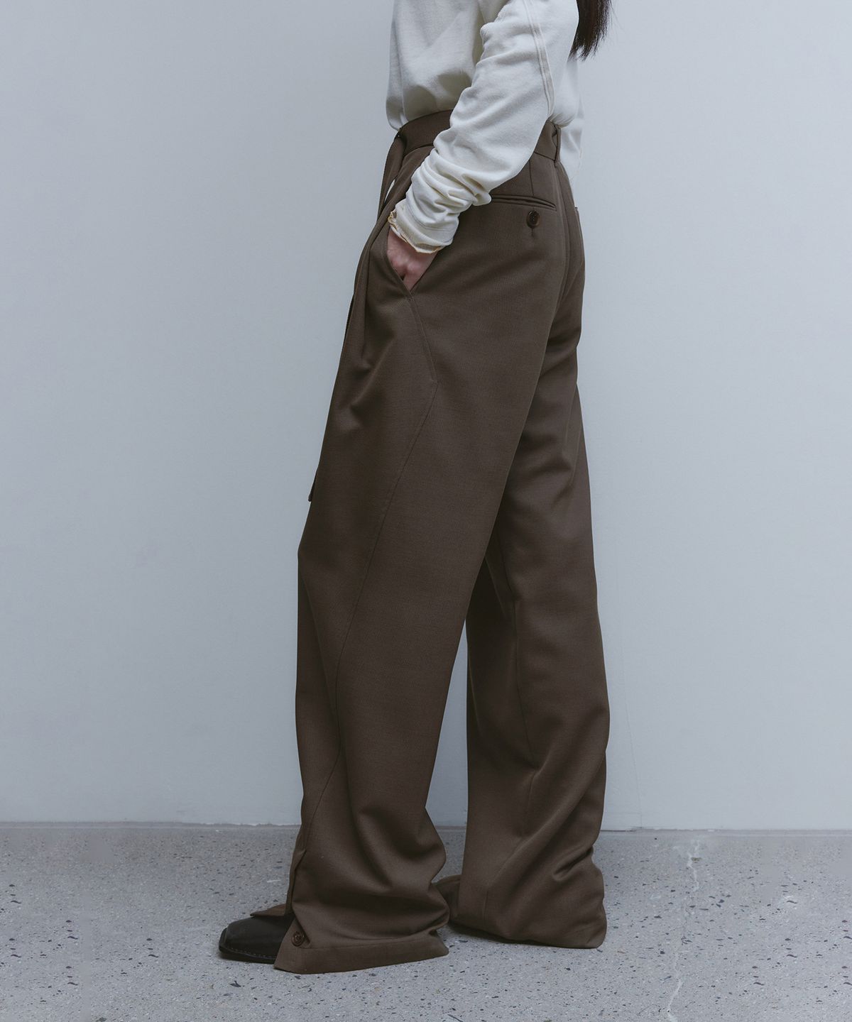 유스(YOUTH) Button Detail Structured Pants-Brown