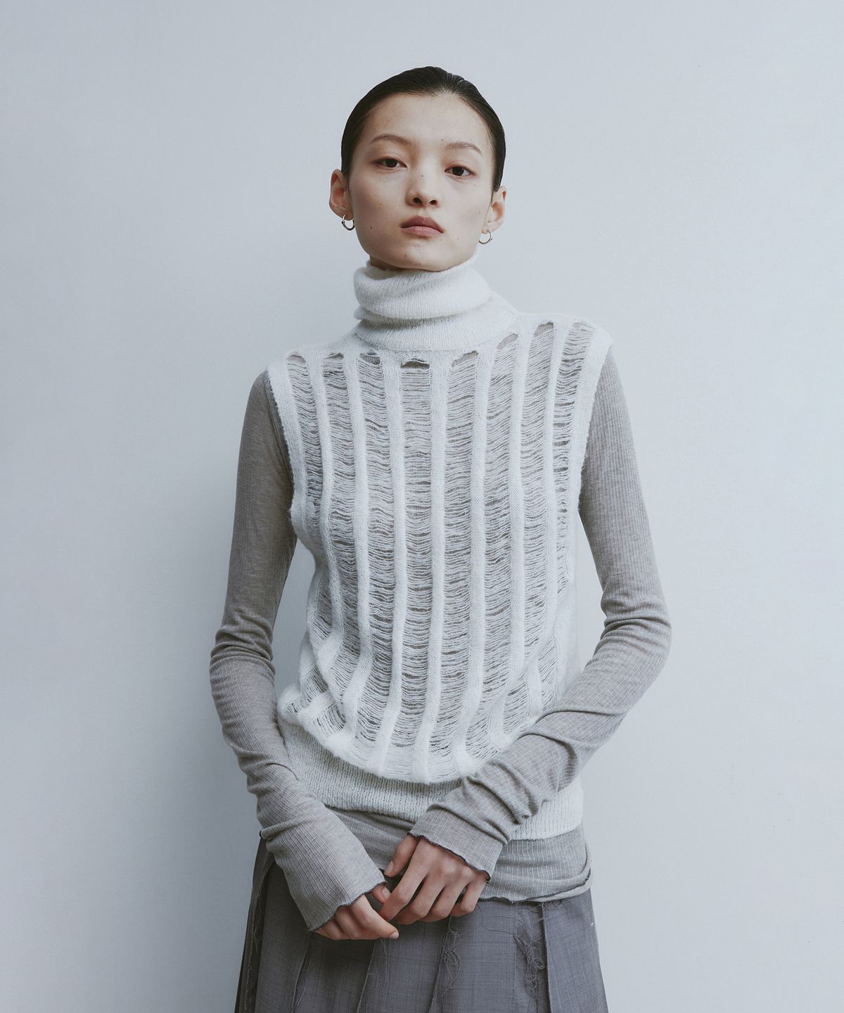 유스(YOUTH) High Neck Damaged Knit Vest-Ivory