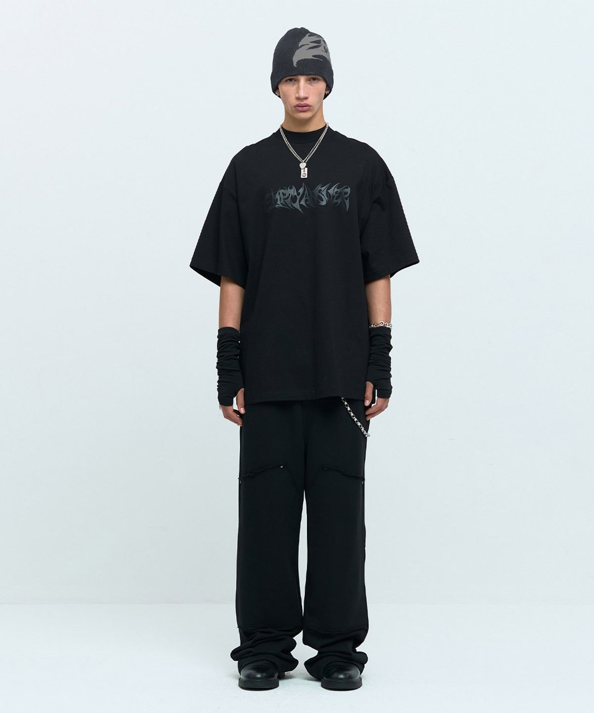 메아(MEA) HALF NECK GRAPHIC T-SHIRT [BLACK]