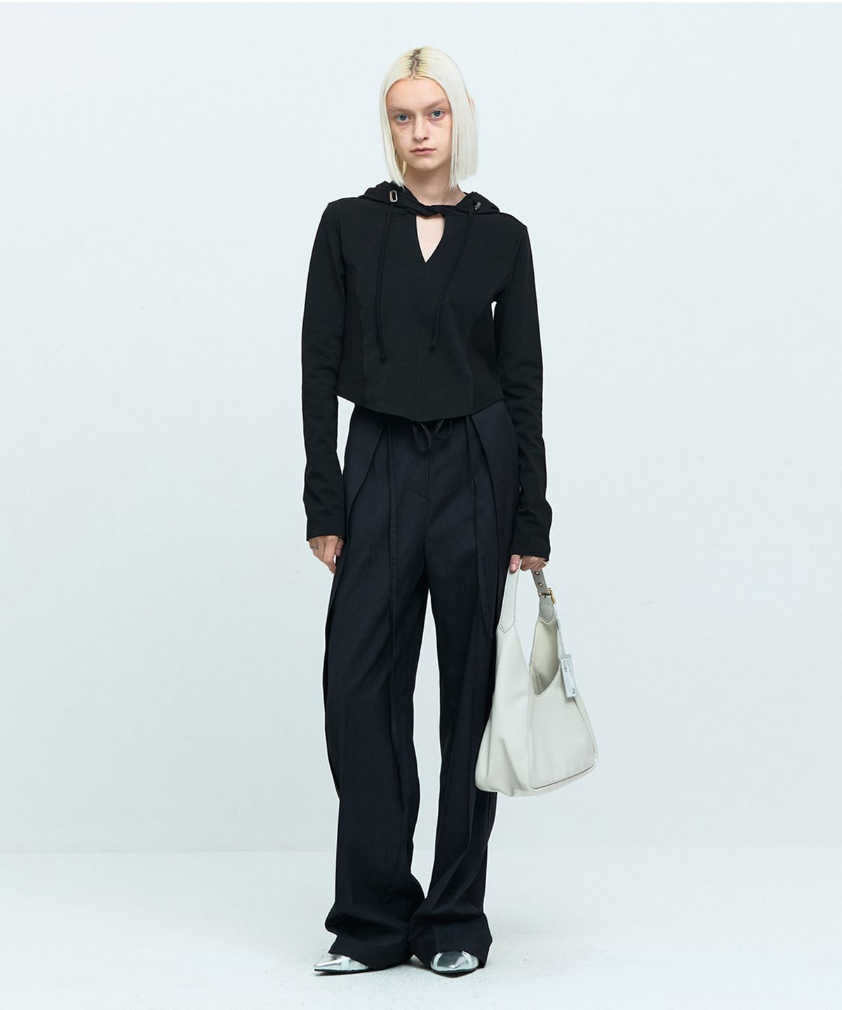 메아(MEA) CUTOUT SLIM HOODIE TOP [BLACK]