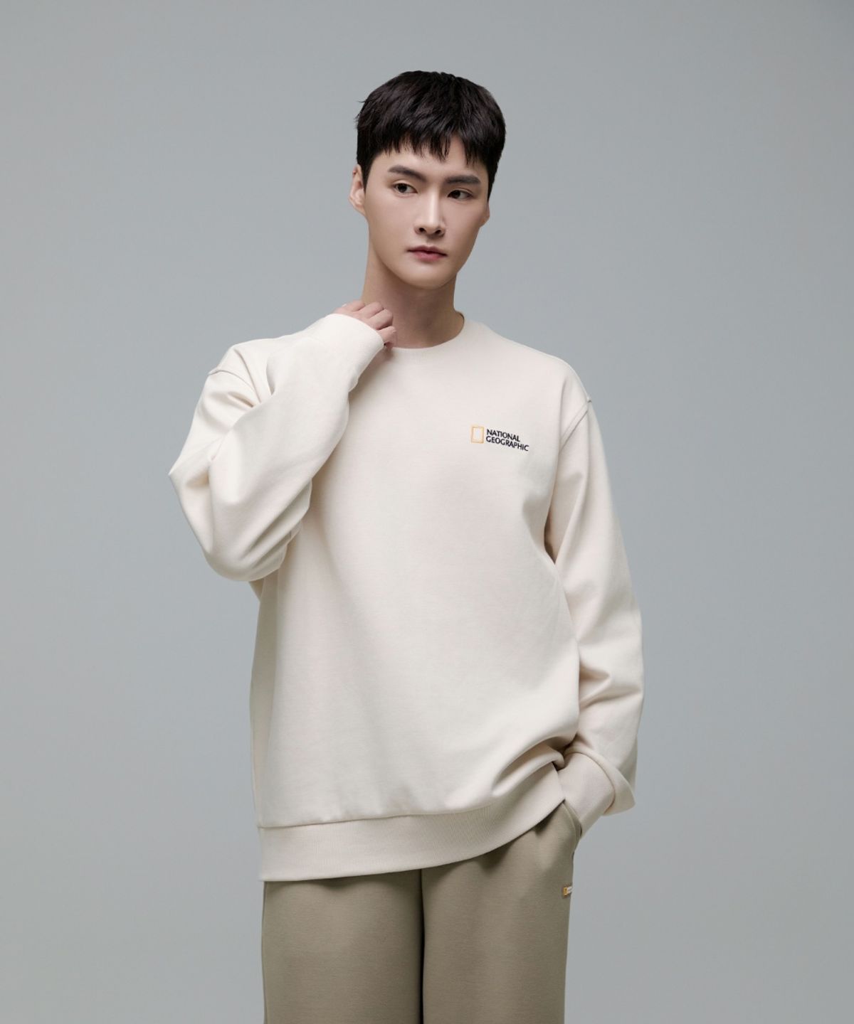 내셔널지오그래픽(NATIONALGEOGRAPHIC) N243USW910 폴하스 스몰로고 맨투맨 CRYSTAL BEIGE