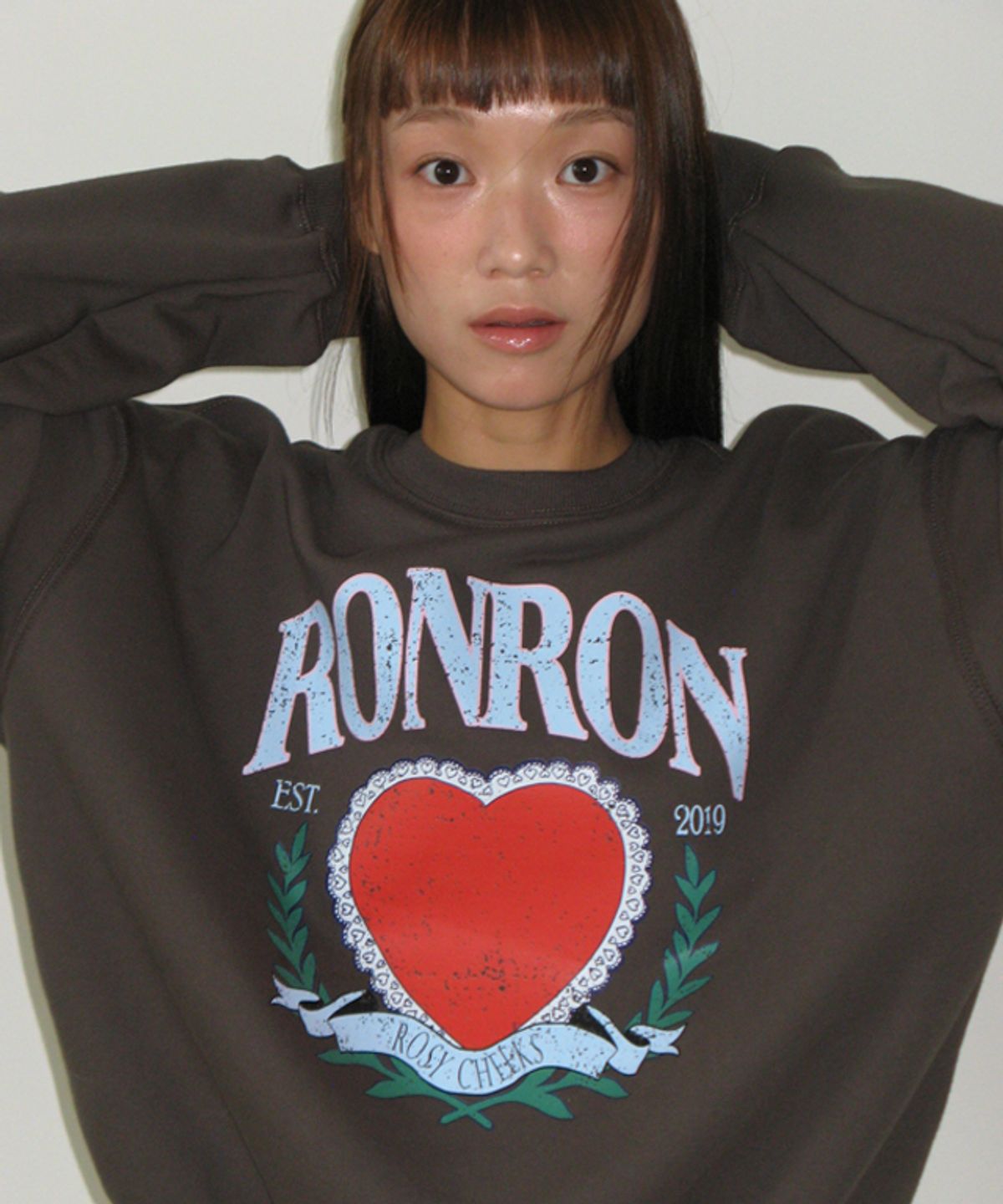 론론(RONRON) RONRON HEART LAUREL SWEATSHIRTS CHARCOAL