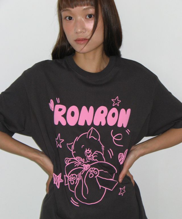◆RONRON◆ EMBO KITSCH CAT OVER FIT T SHIRT VINTAGE BLUE EMBO KITSCH CAT OVER FIT T SHIRT VINTAGE BLUE - RONRON 론론