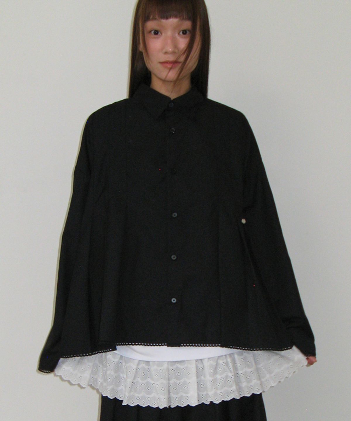론론(RONRON) PANDENT TORCHON LACE PLEATS SHIRT BLACK