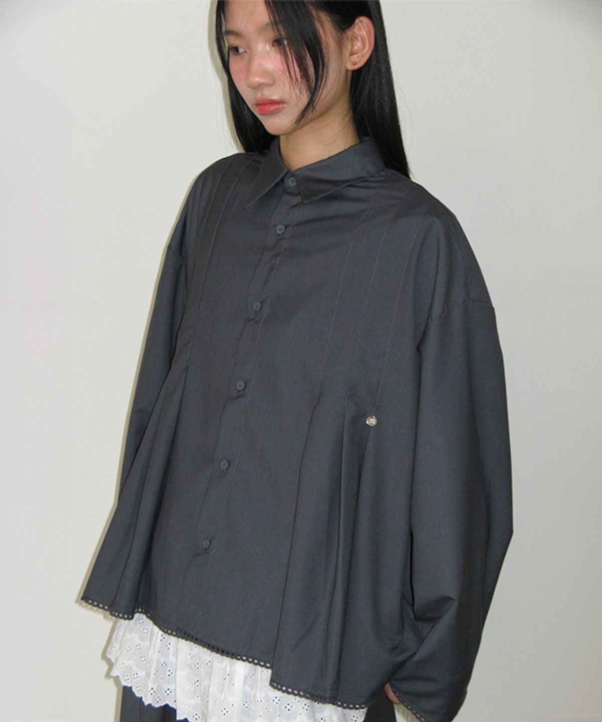 론론(RONRON) PANDENT TORCHON LACE PLEATS SHIRT GREY