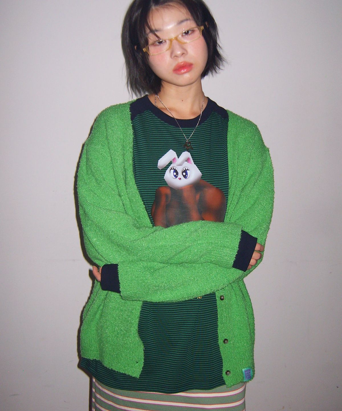 원더비지터(WONDERVISITOR) Logo V-neck Boocle Cardigan [Green]