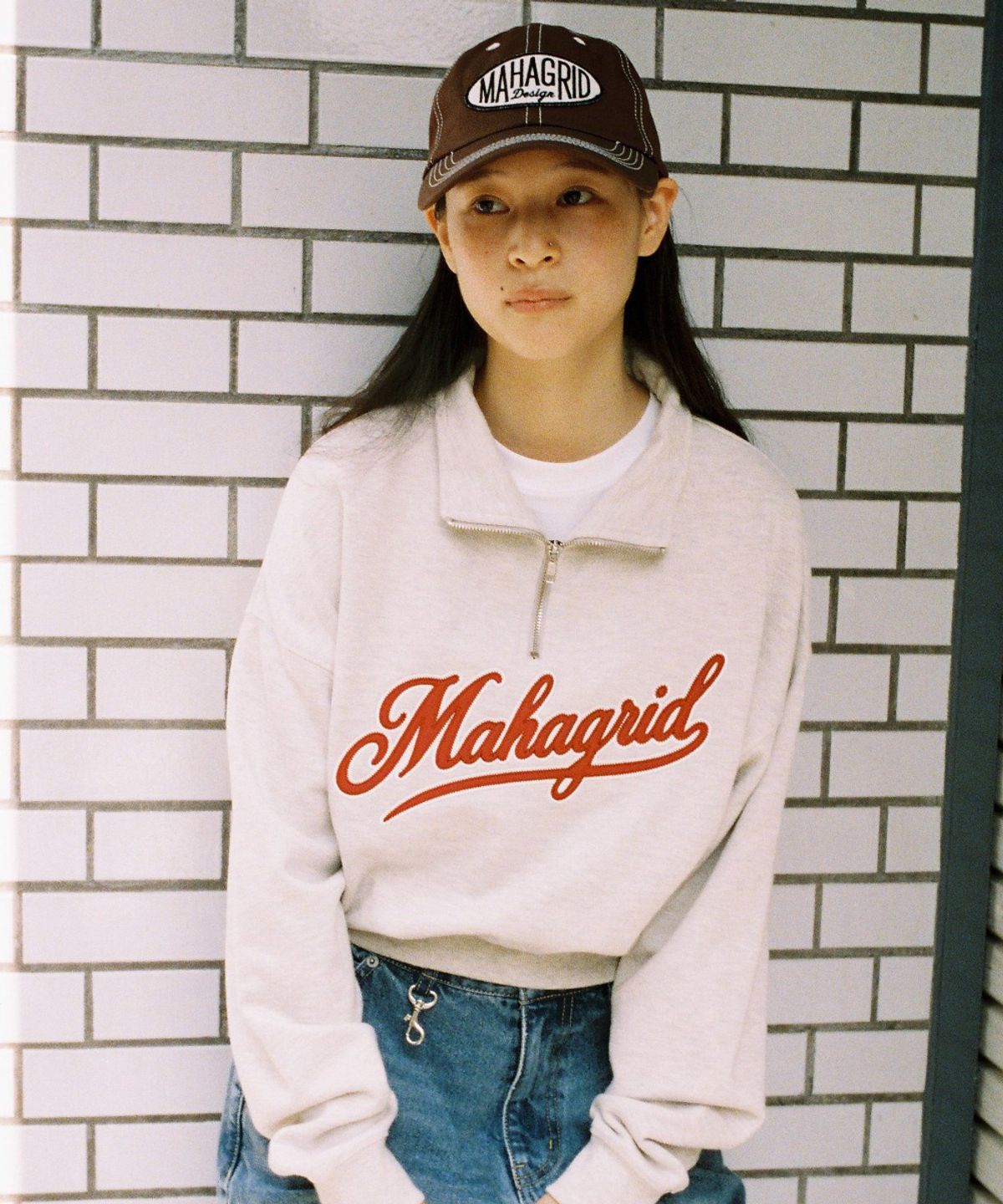 마하그리드(MAHAGRID) SCRIPT LOGO CROP HALF ZIP UP OATMEAL(MG2EFFM484A)