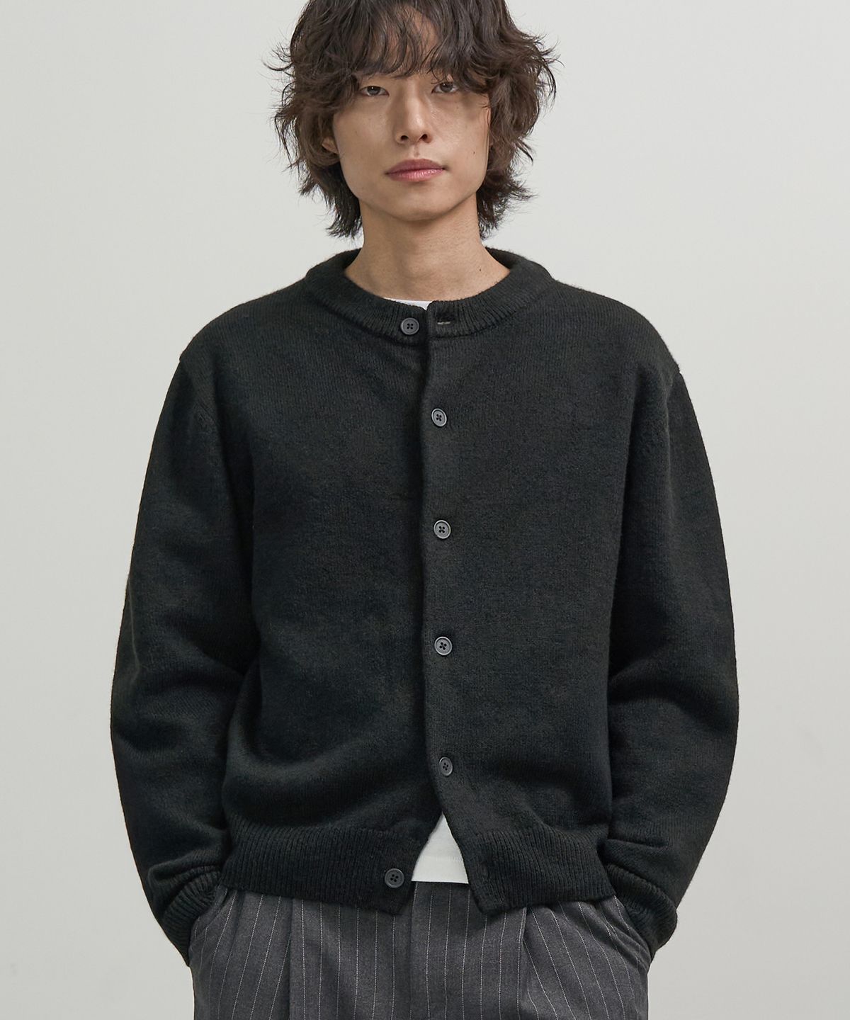 엑스컨테이너(EXCONTAINER) 미니멀 버튼 라운드넥 크롭 가디건 (BLACK)