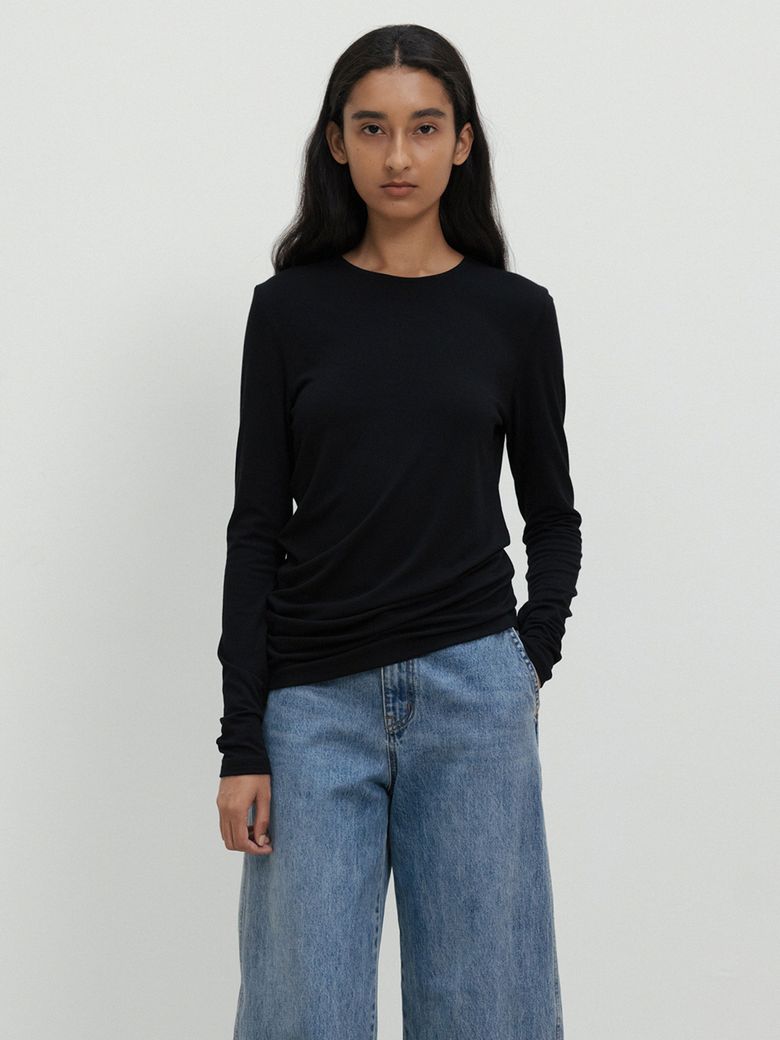 Curved T-Shirt_Black