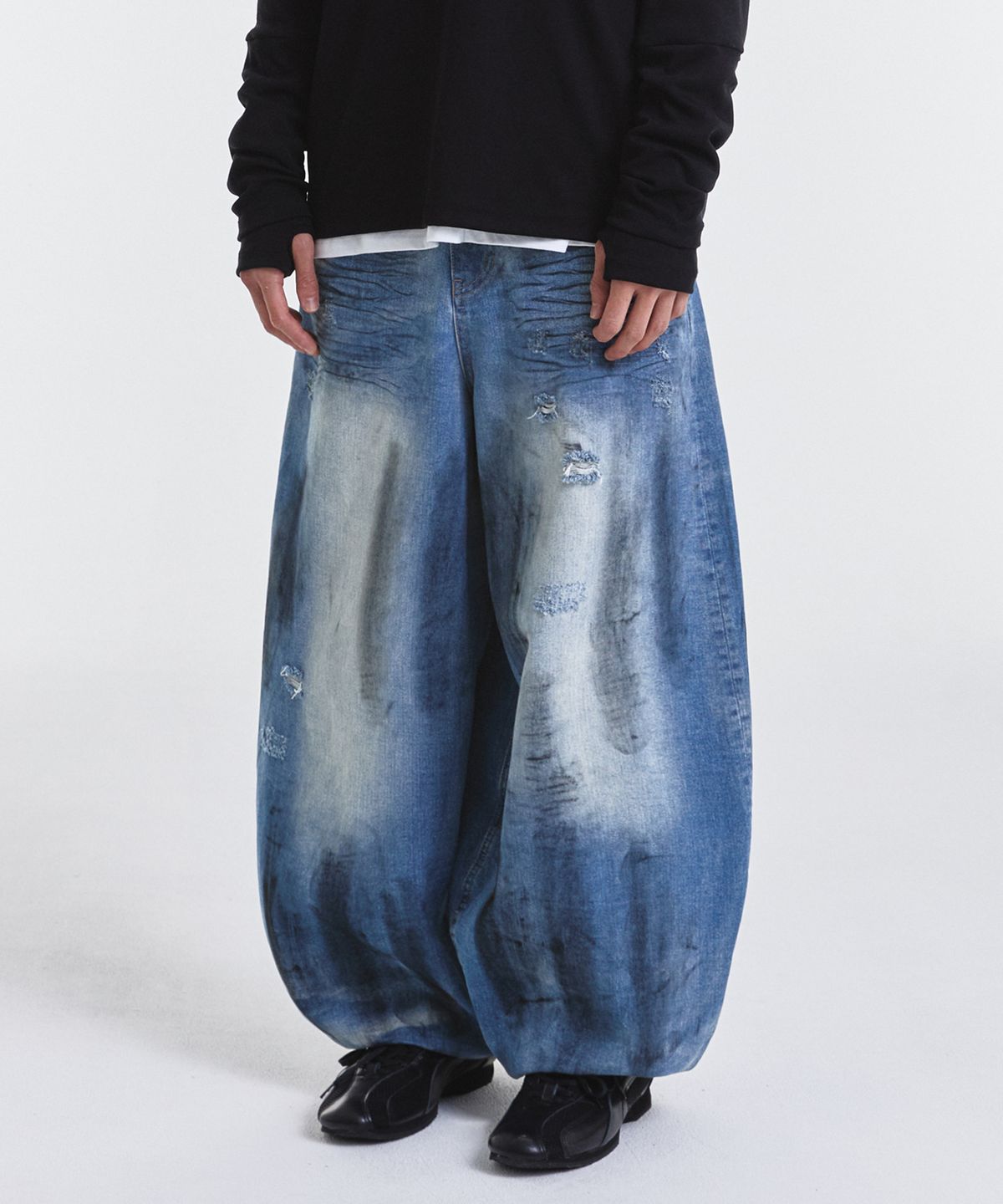 기철(KICHUL) DEEP OIL WASHED BALLOON DENIM PANTS (BLUE)
