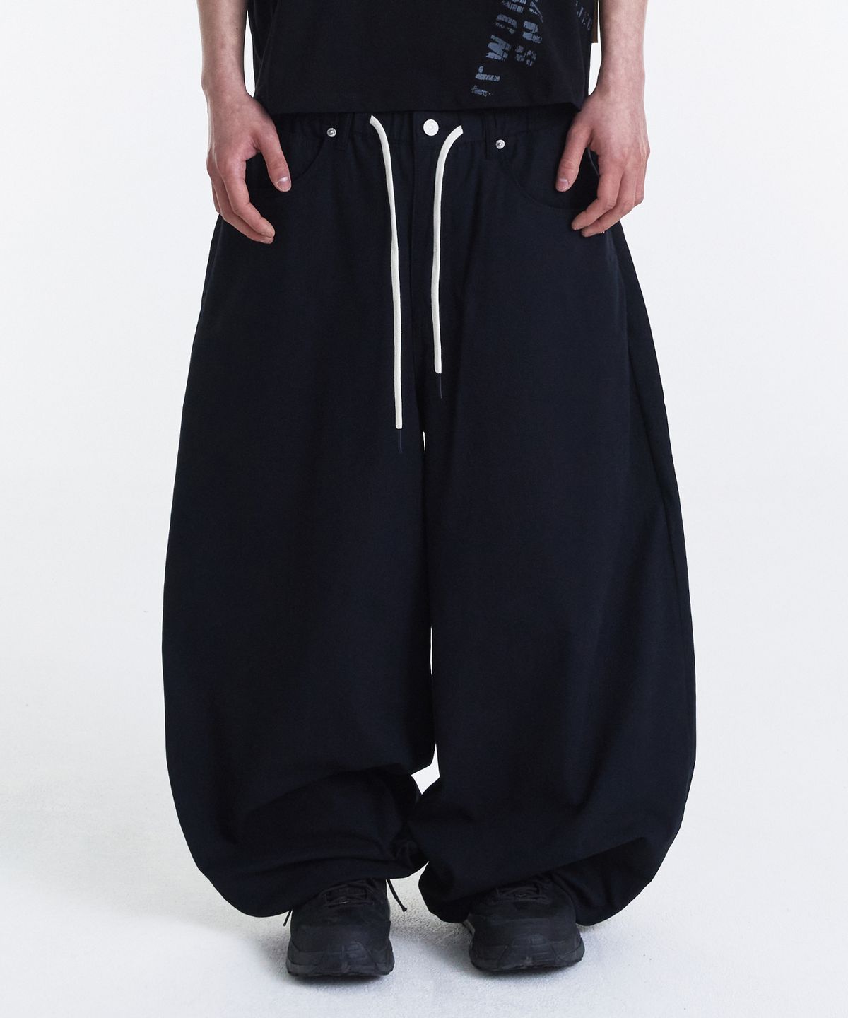 기철(KICHUL) EASY OR EASY BALLOON PANTS (BLACK)