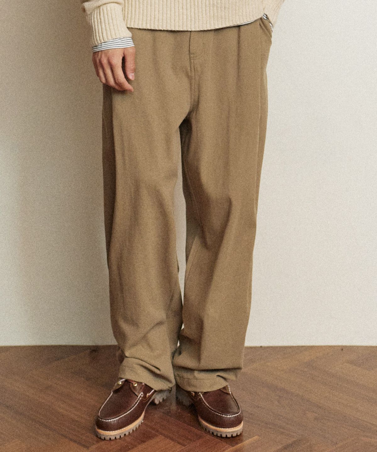 꼬모니노즈(COMONINOZ) BUTTON TUCK PANTS [KHAKI]