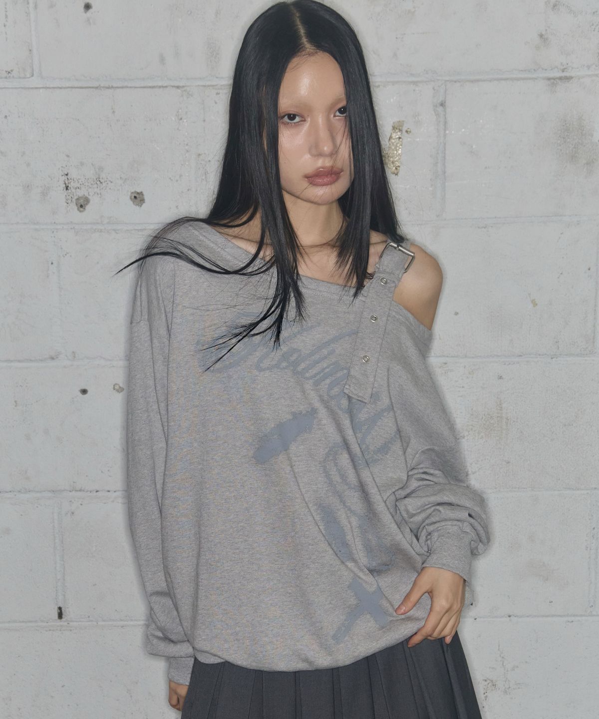 팬시클럽(FANCY CLUB) 원숄더 버클 스웻셔츠 (MELANGE GRAY)_F24ZB063