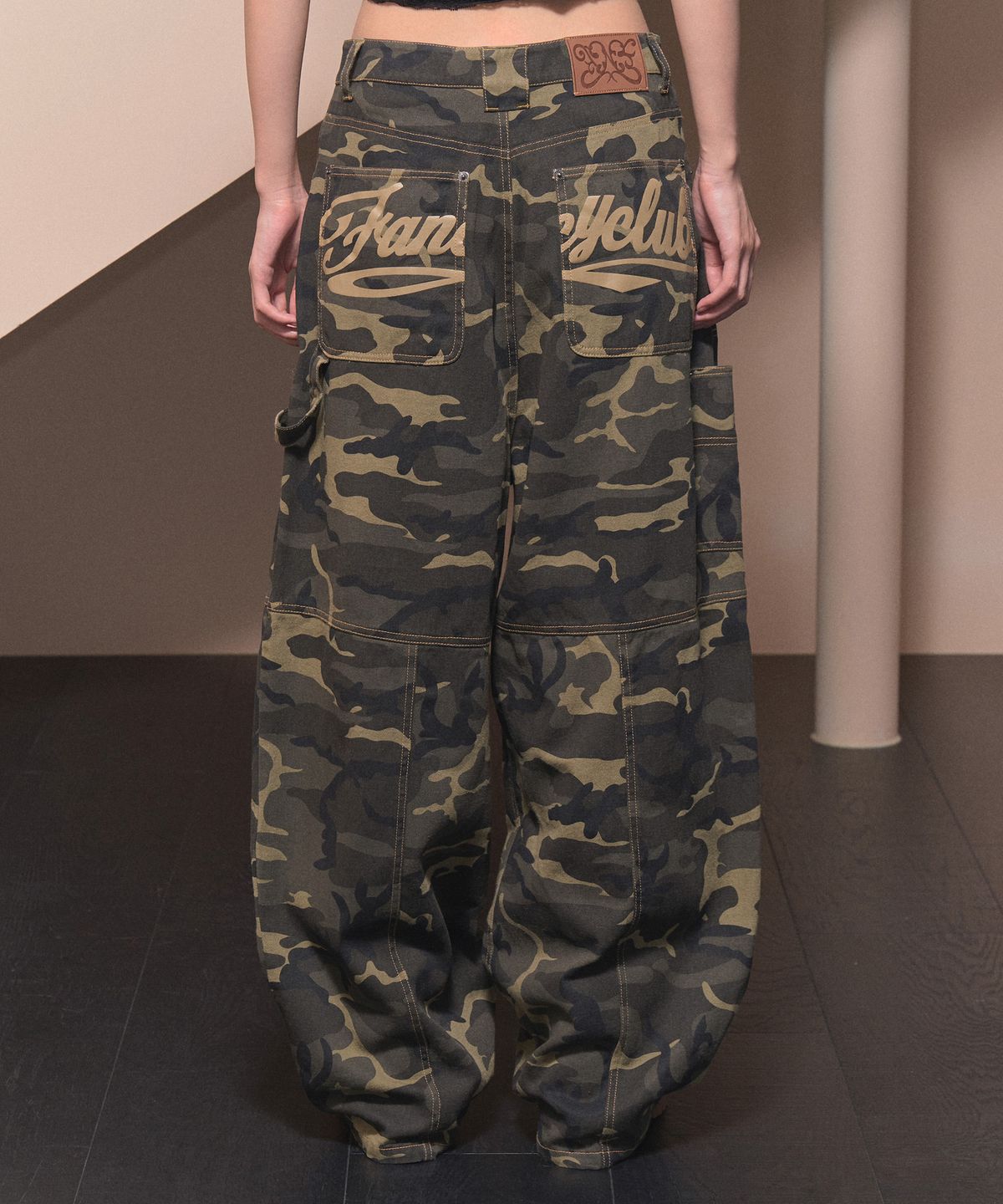 팬시클럽(FANCY CLUB) 카펜더 레터링 데님 팬츠 (KHAKI CAMO)_F24ZD884