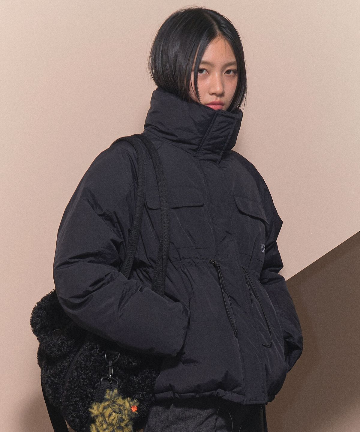 팬시클럽(FANCY CLUB) 하이넥 스트링 포켓 푸퍼 (BLACK)_F24ZA954