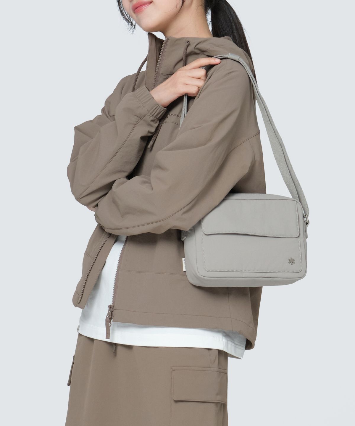 스노우피크 어패럴(SNOWPEAK APPAREL) 캠플 플랩 크로스백M Fog Gray (S24ZWCCB15)