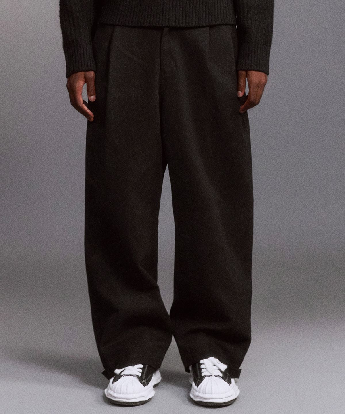 디써티원(DTHIRTYONE) Side Zip Pleated Cotton Pants (BLACK)