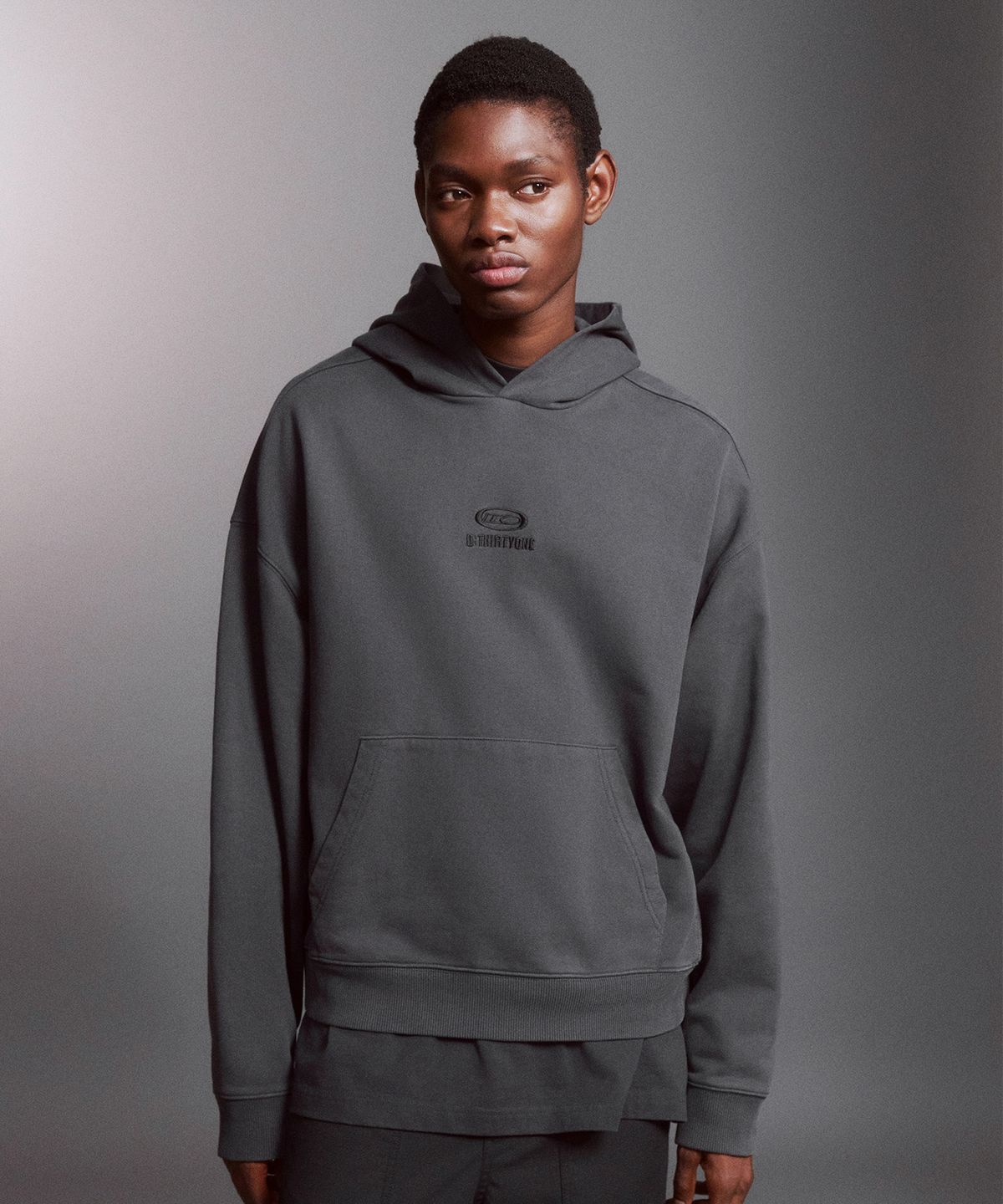 디써티원(DTHIRTYONE) DTO Embroidered Pigment Hoodie (CHARCOAL)
