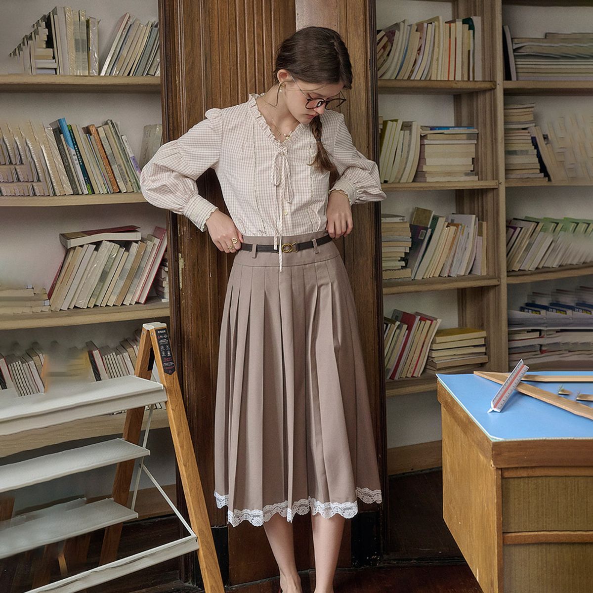심플레트로(SIMPLE RETRO) SR_High-waisted pleated lace skirt_BROWN
