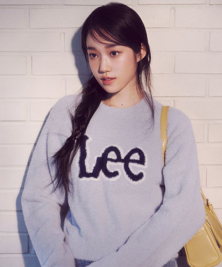 [노윤서 착장] 우먼 라운드 헤어리 로고 니트 스카이블루