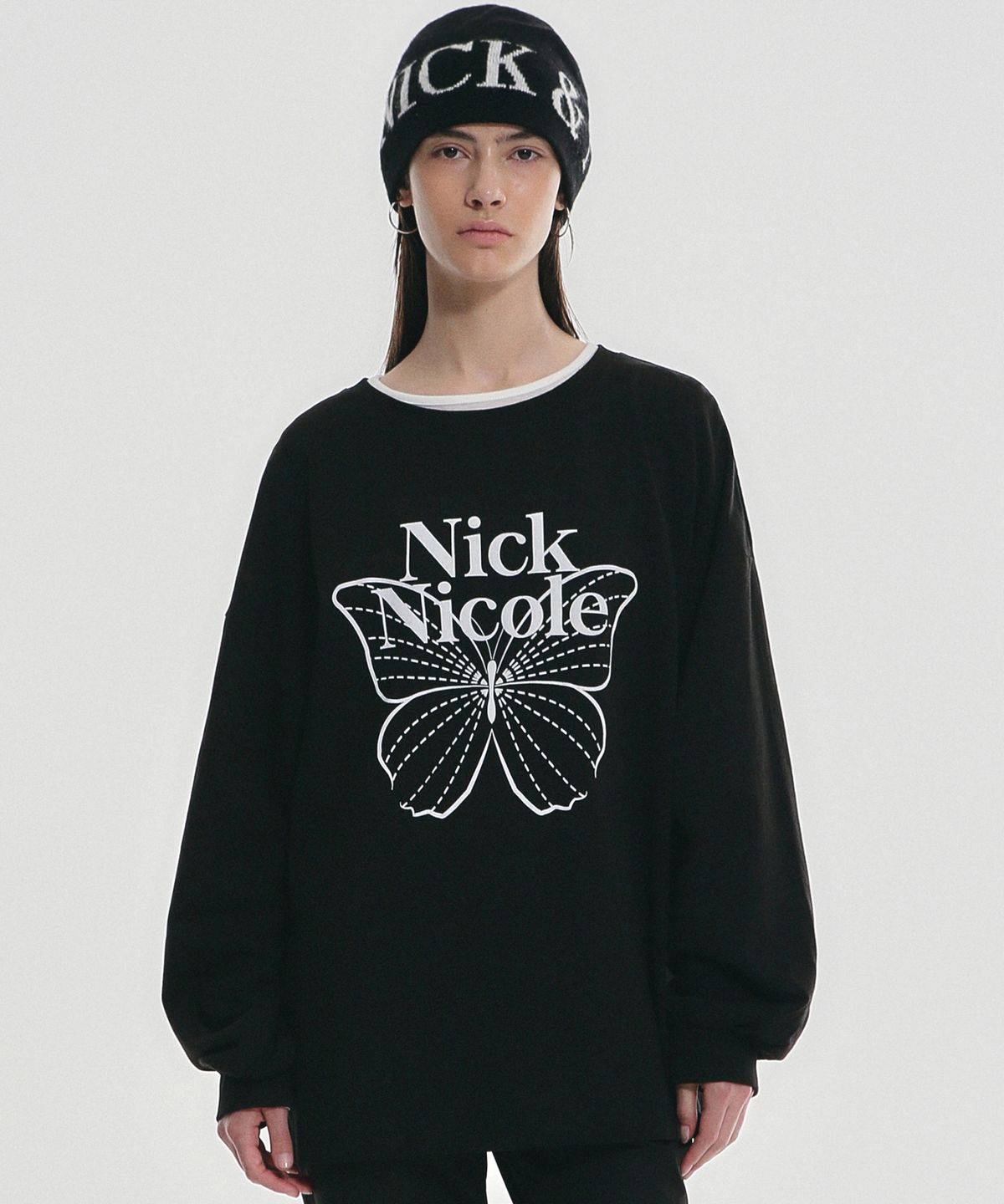 닉앤니콜(NICK&NICOLE) BUTTERFLY SIGNATURE LS TOP_BLACK WHITE