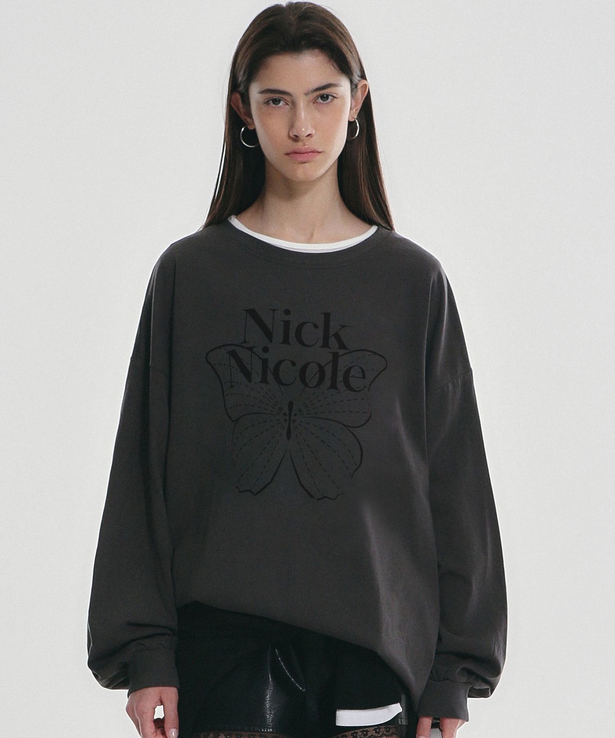 닉앤니콜(NICK&NICOLE) BUTTERFLY SIGNATURE LS TOP_CHARCOAL BLACK