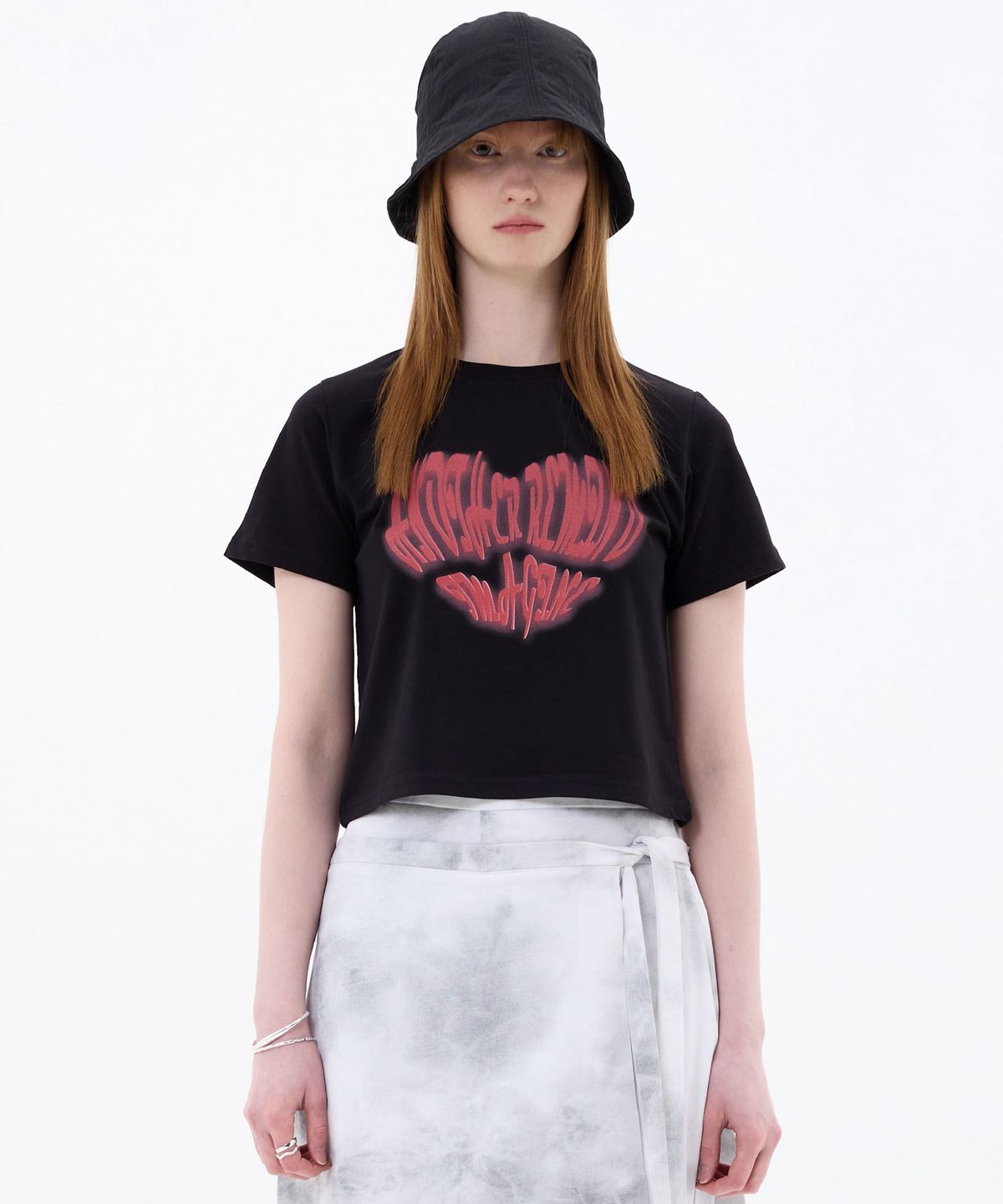 아리킴(ARIKIM) HEART LOGO CROP T-SHIRT / BLACK