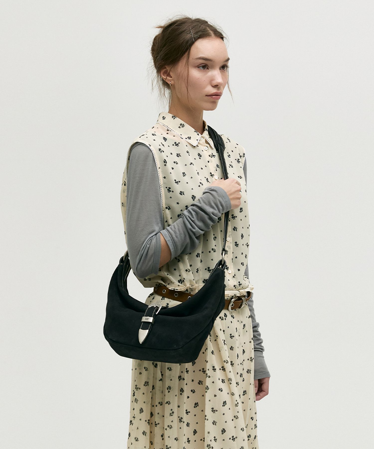 MUSINSA公式 | MARGESHERWOOD BELTED HOBO MEDIUM_black nubuck