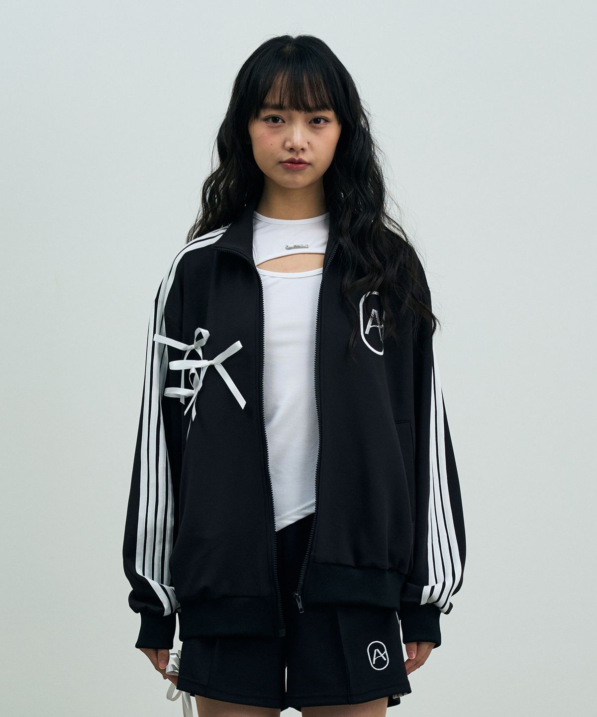 아리킴(ARIKIM) A RIBBON TRACK TOP / BLACK