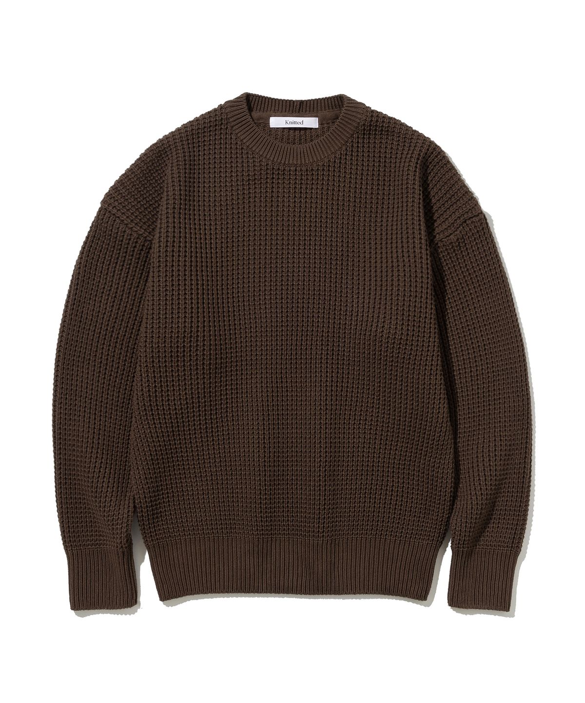 니티드(KNITTED) 헤비 와플 라운드 니트 BROWN