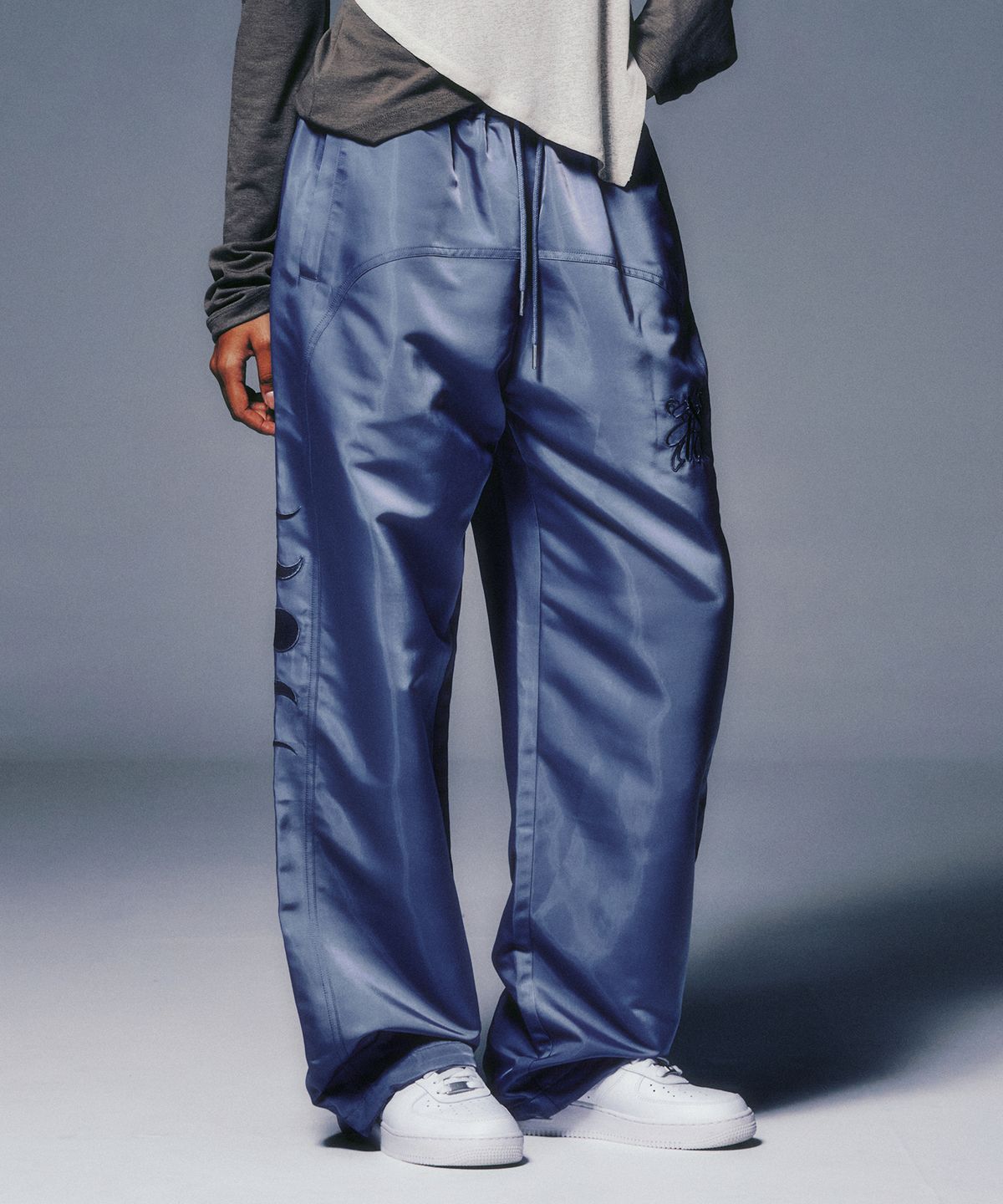 엔와이엑스엑스(NYXX) P.O.M EMBLEM JOGGER PANTS LIGHT BLUE