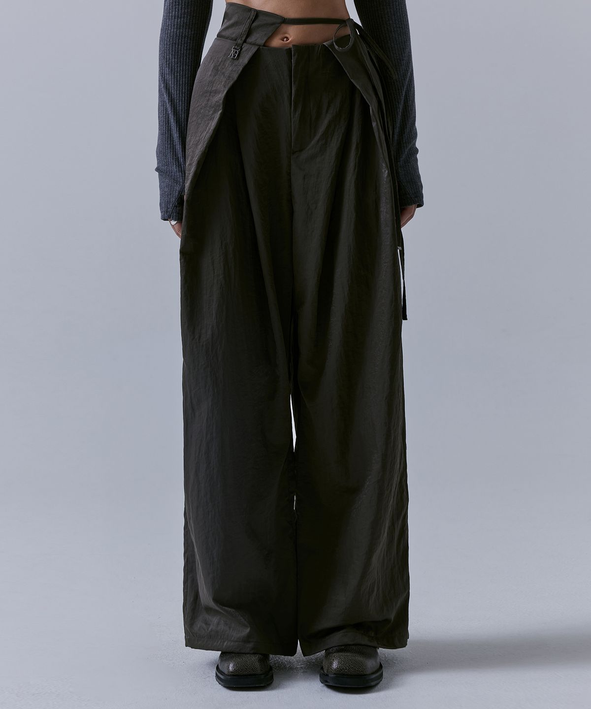 트리밍버드(TREEMINGBIRD) Unbalance Waist Strap Pants [ Khaki Brown ]