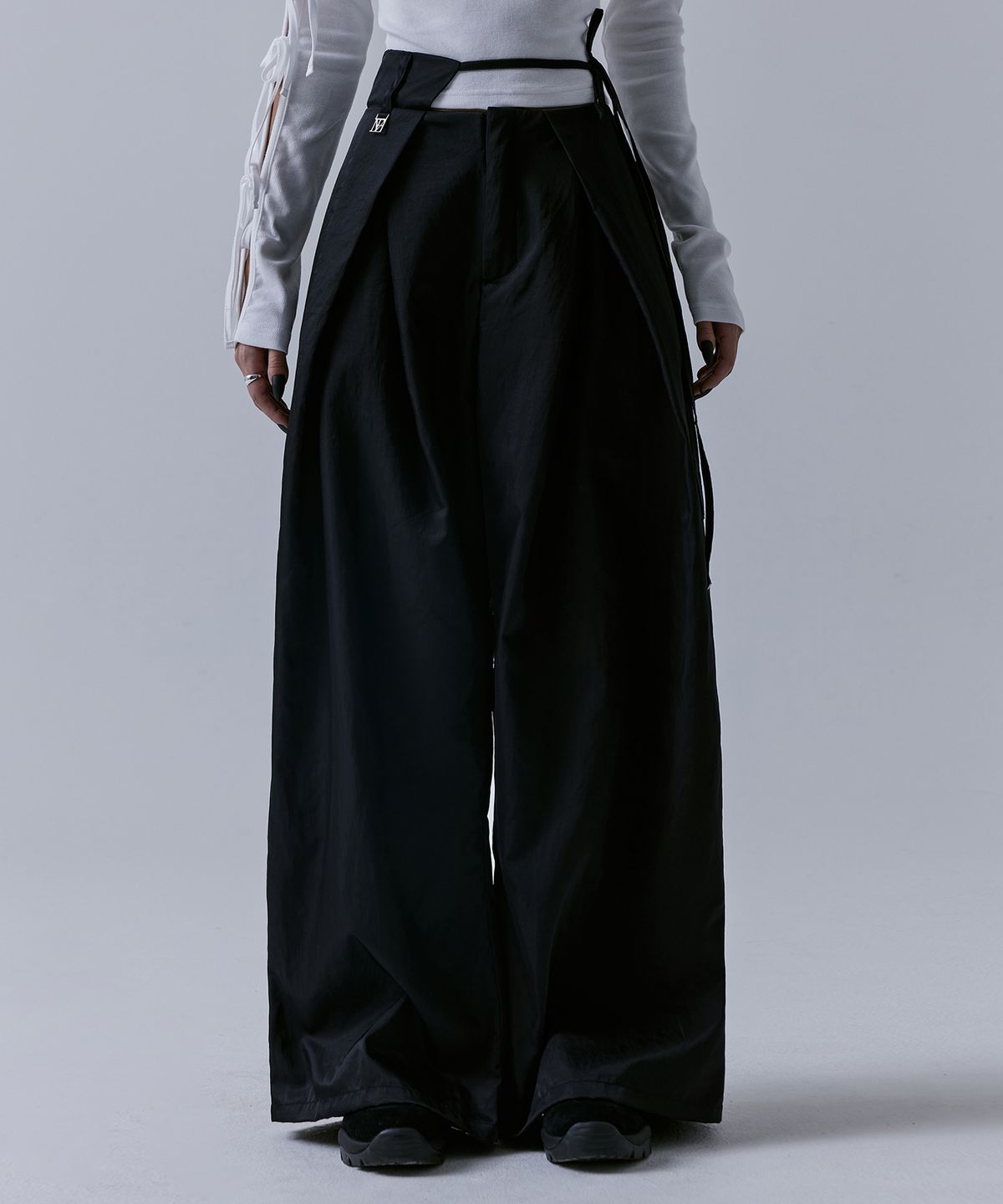 트리밍버드(TREEMINGBIRD) Unbalance Waist Strap Pants [ Black ]